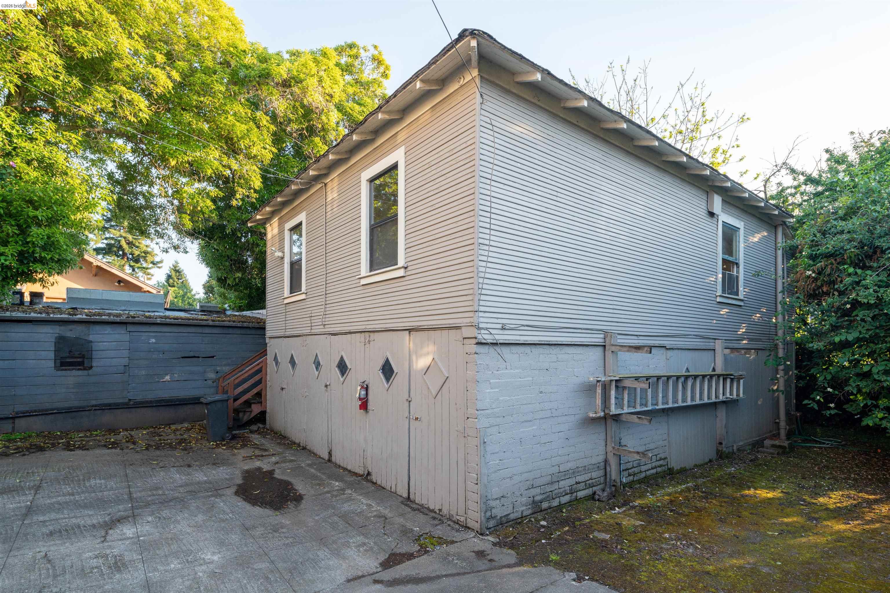 2338 Roosevelt Ave