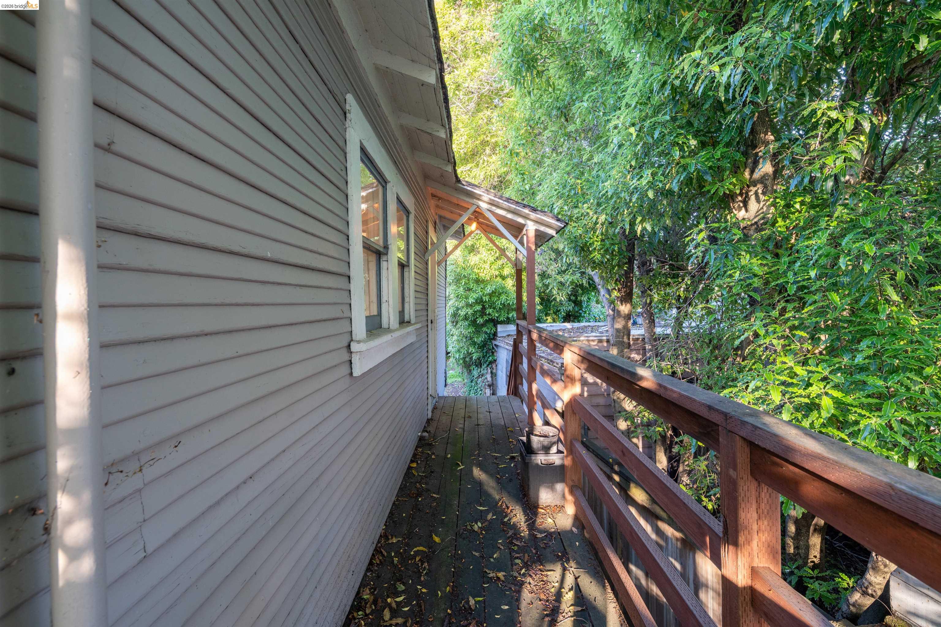 2338 Roosevelt Ave