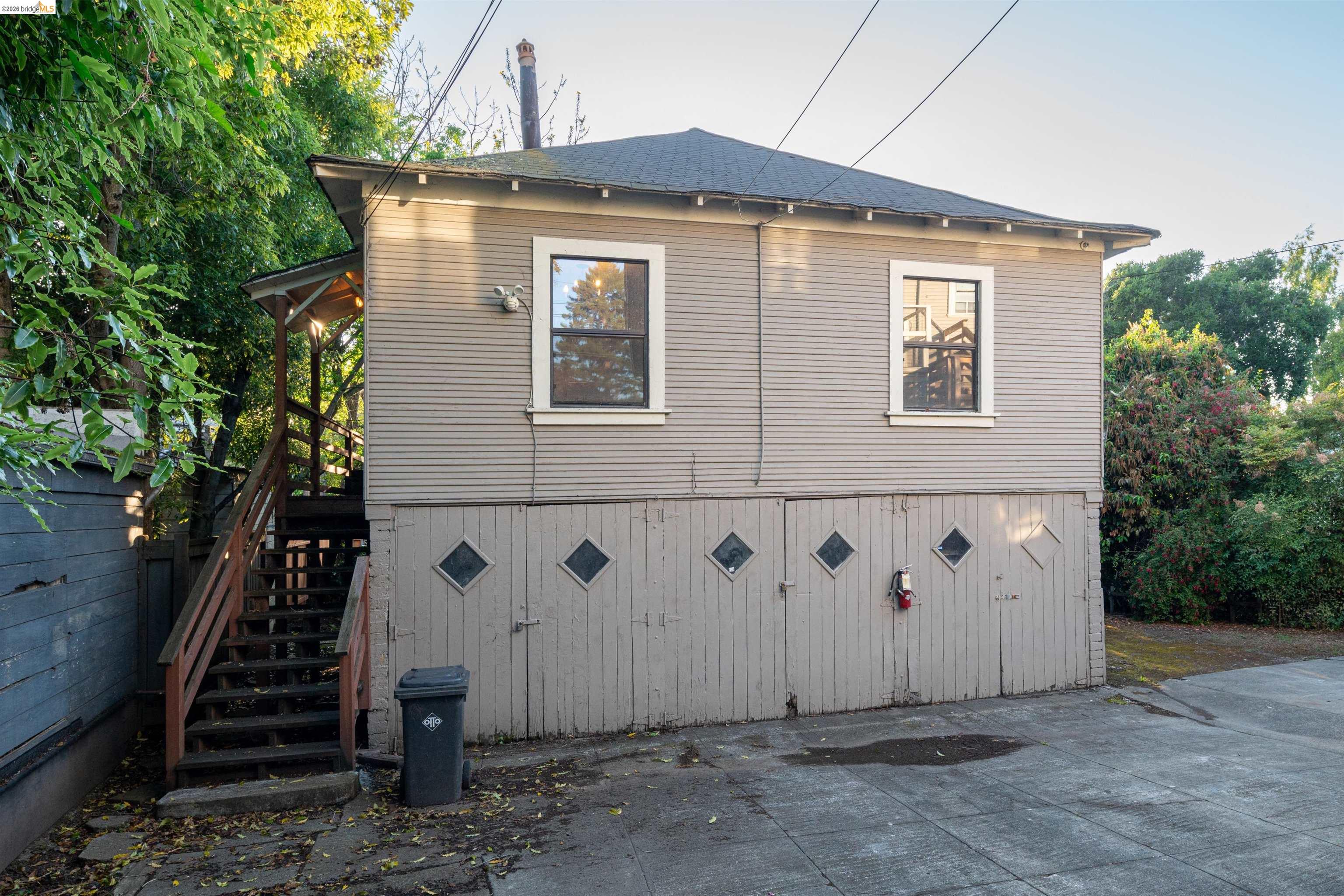 2338 Roosevelt Ave