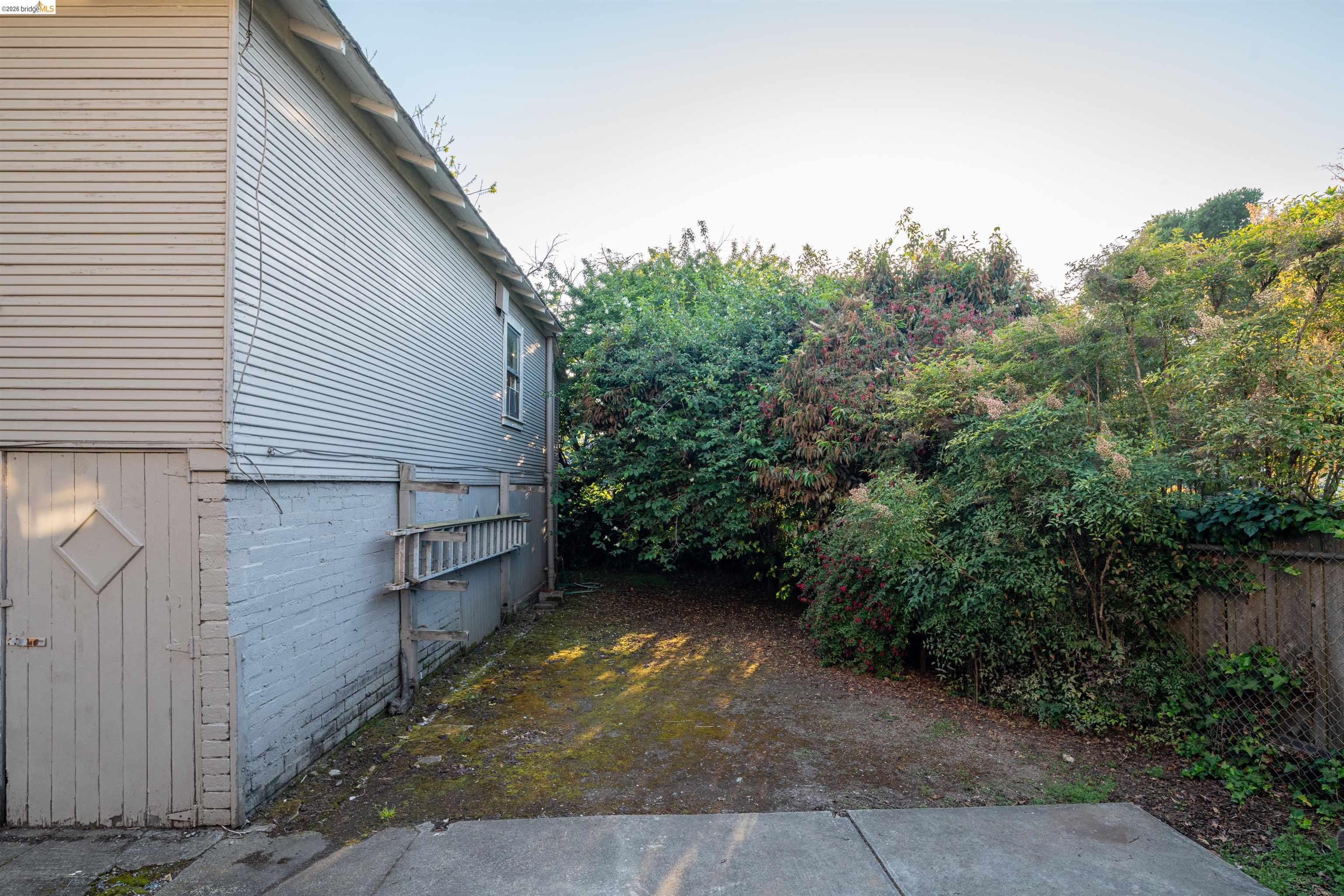 2338 Roosevelt Ave