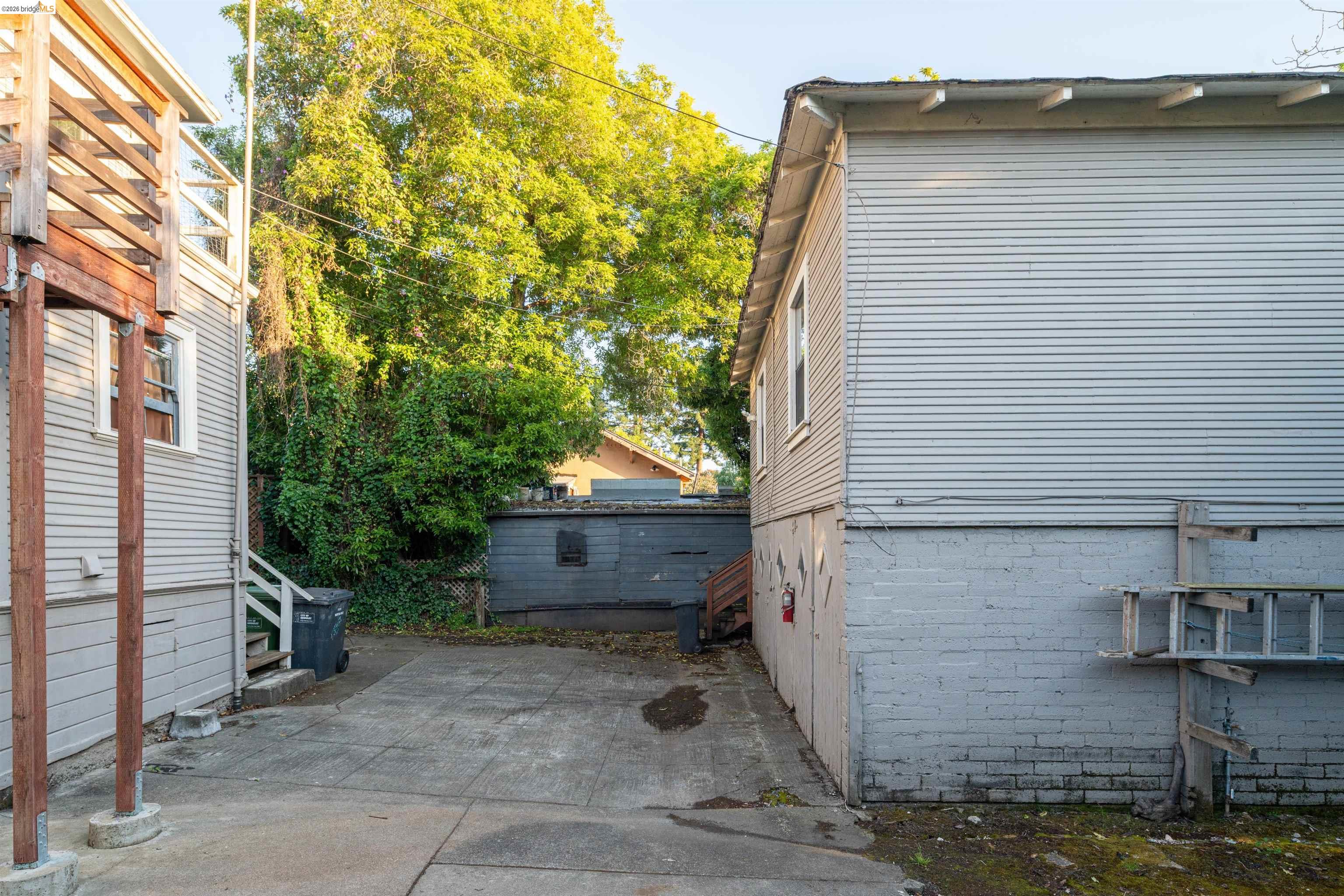 2338 Roosevelt Ave