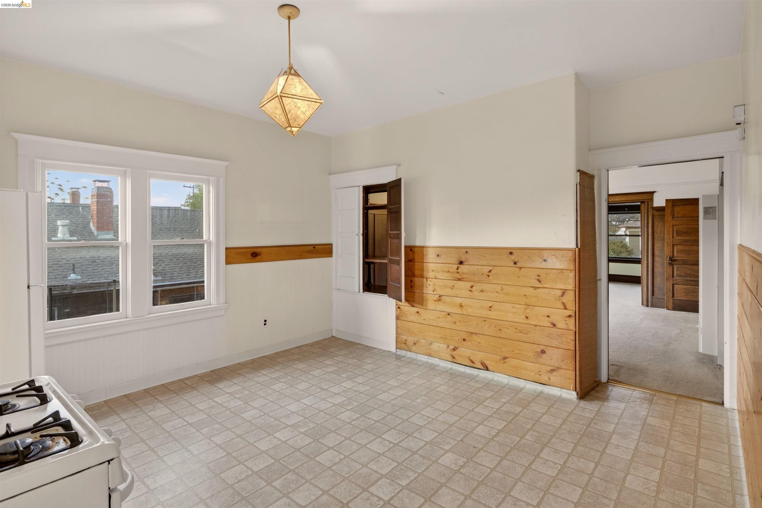 2338 Roosevelt Ave