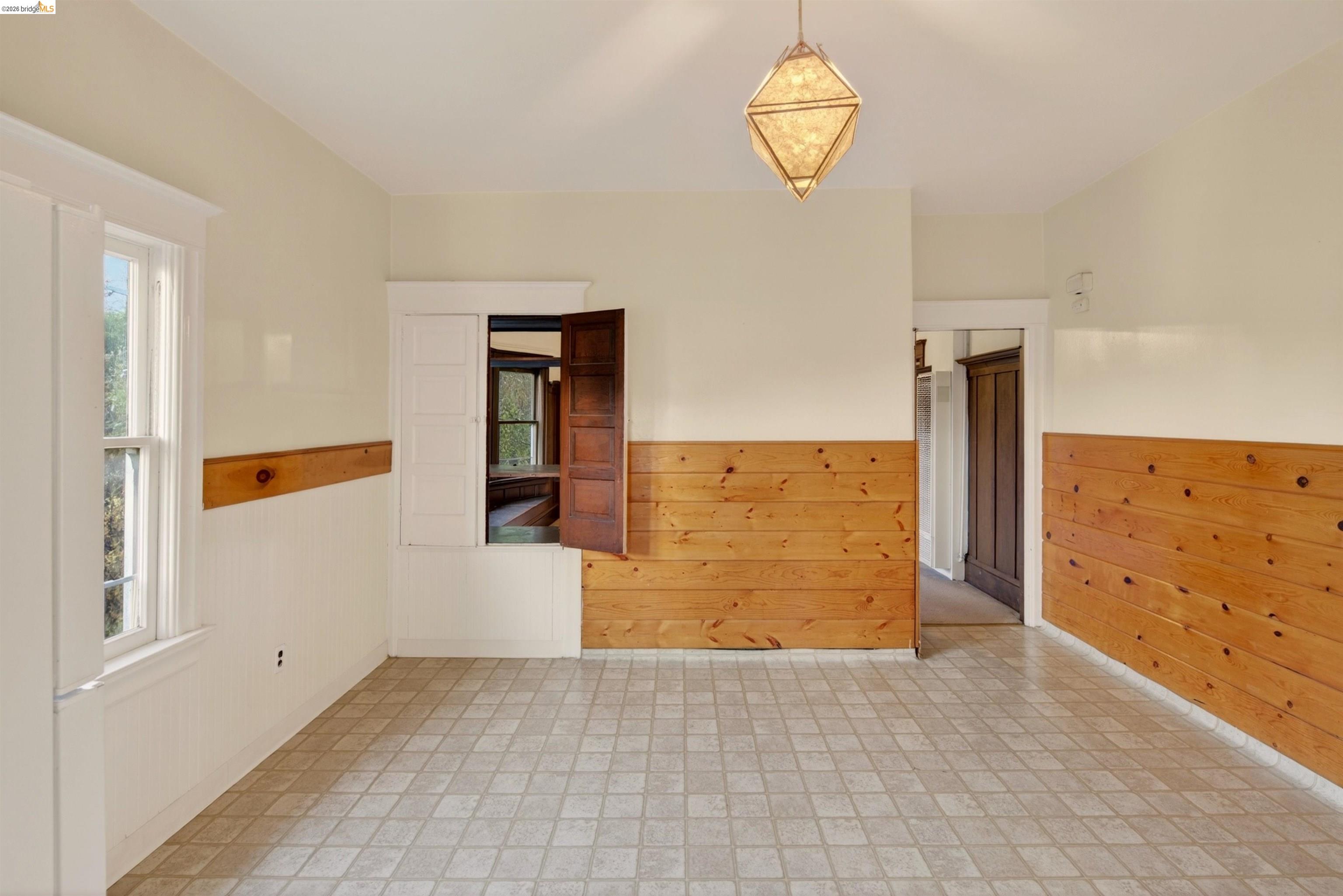 2338 Roosevelt Ave