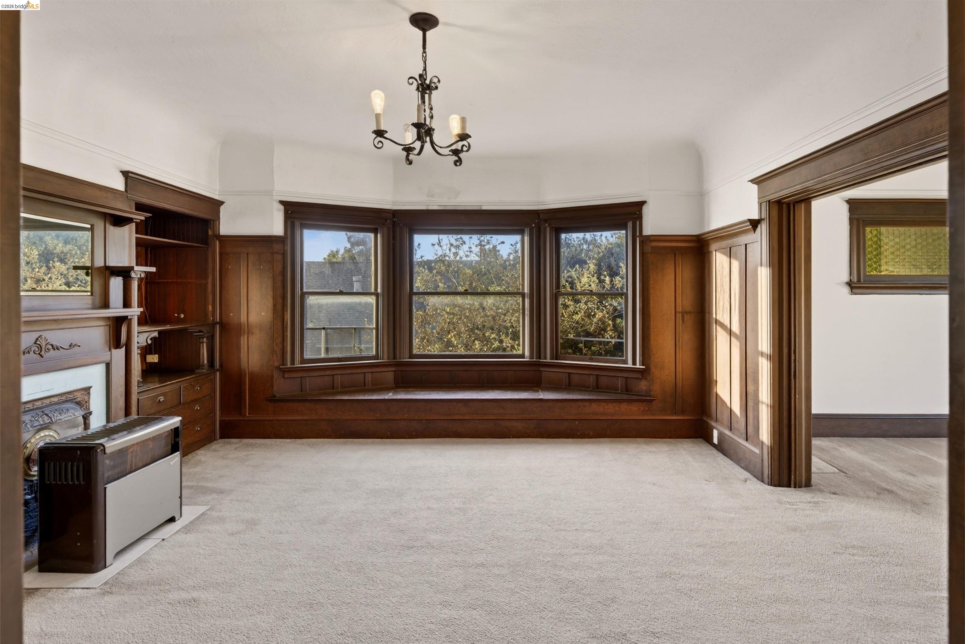 2338 Roosevelt Ave
