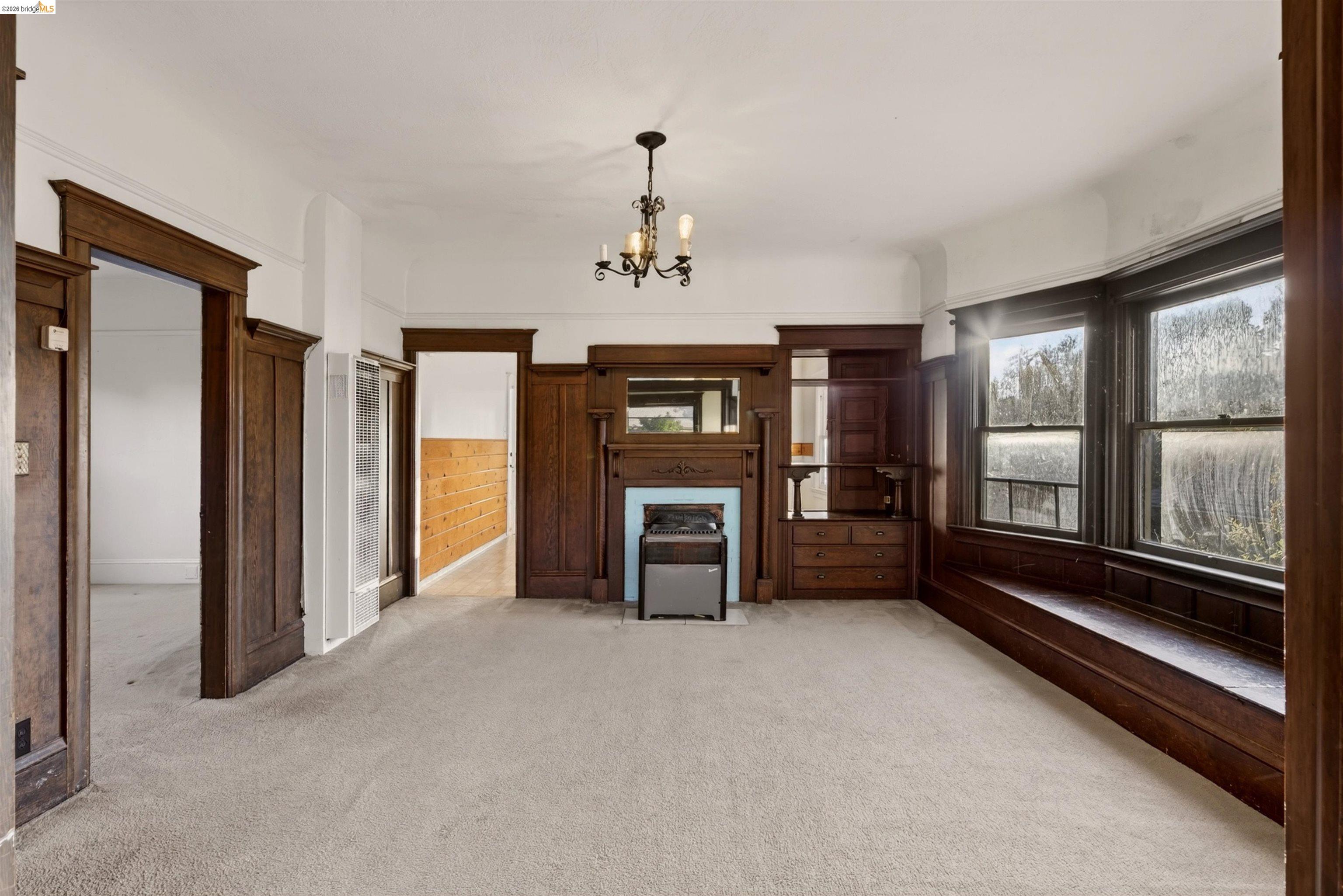 2338 Roosevelt Ave