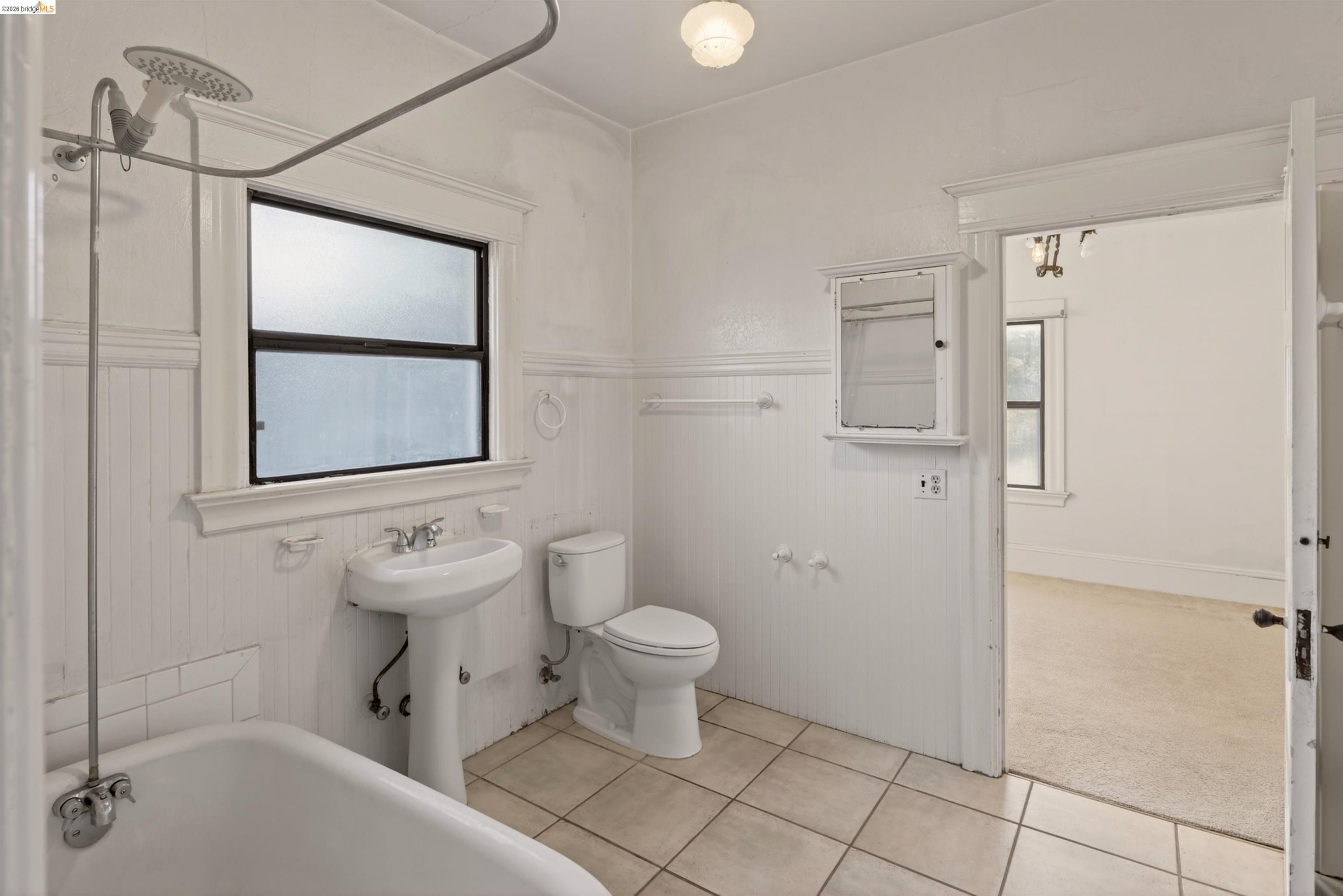 2338 Roosevelt Ave