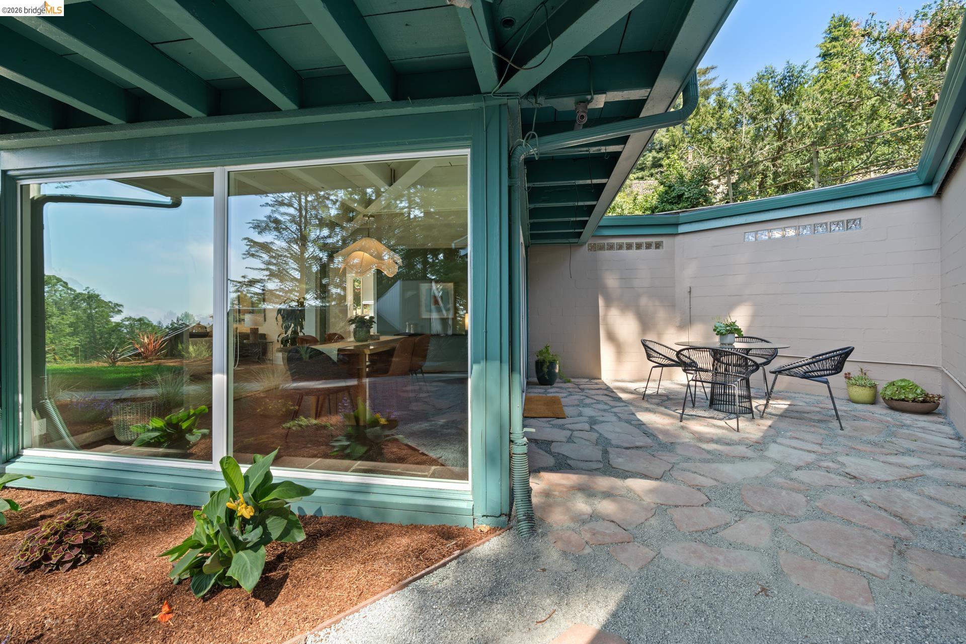 100 Avenida Drive