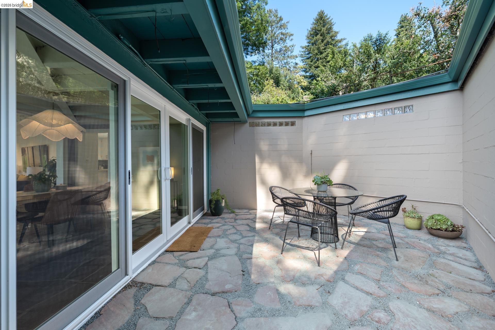 100 Avenida Drive