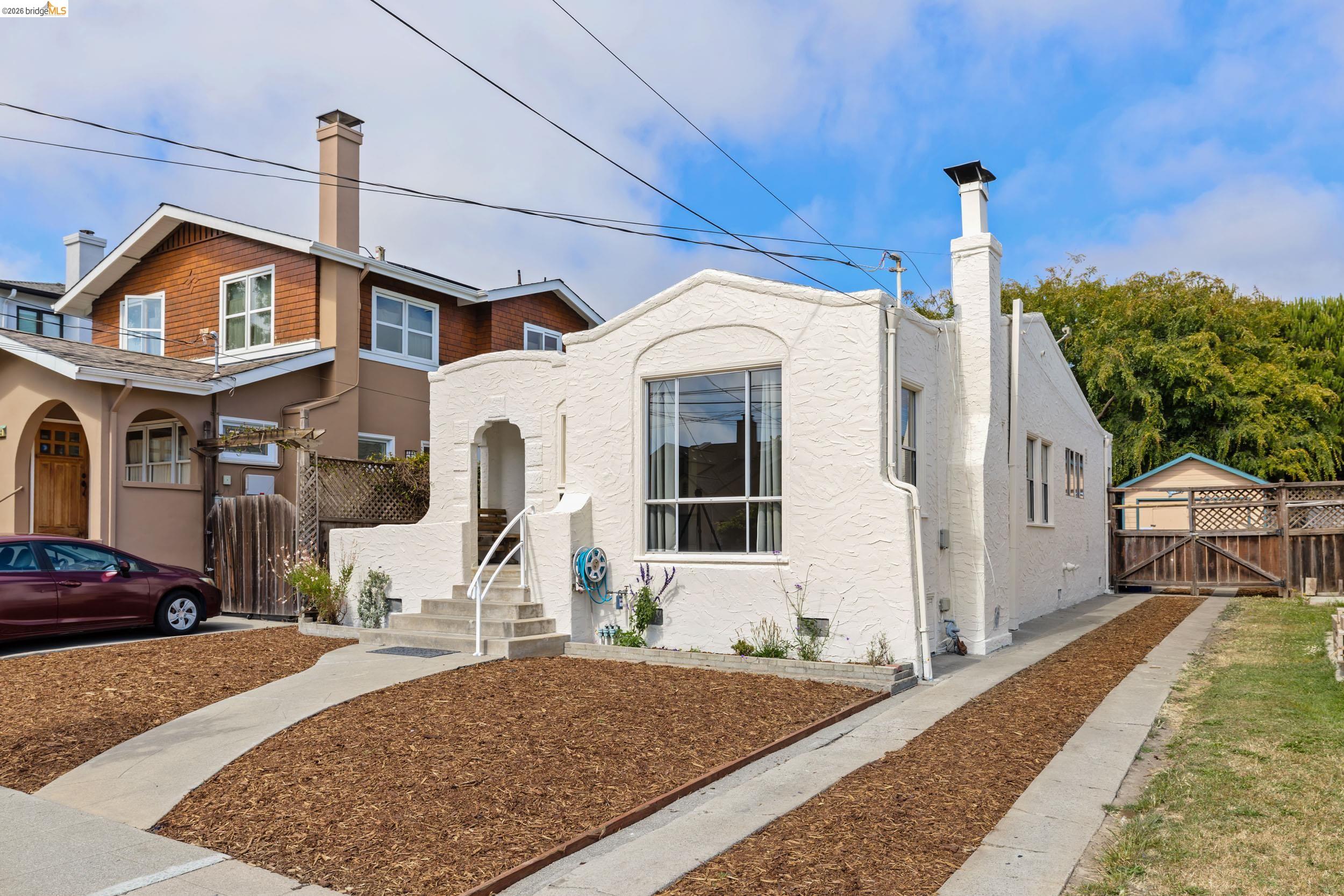 1035 Pomona Avenue