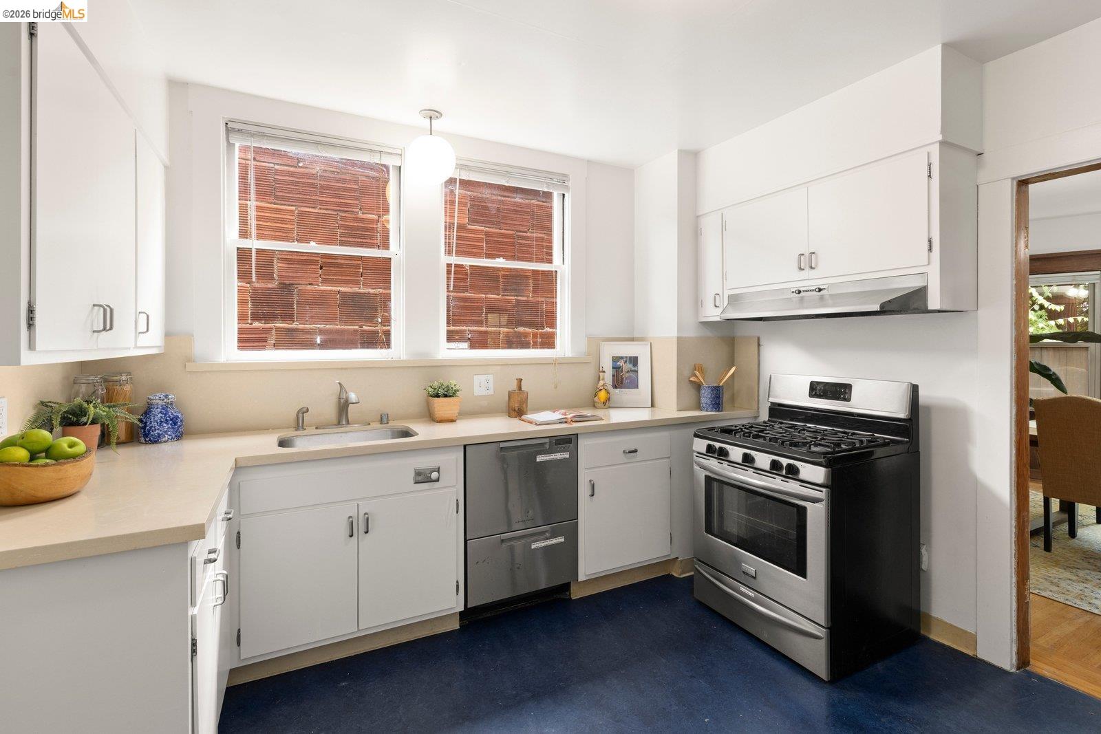 2633 Regent St
