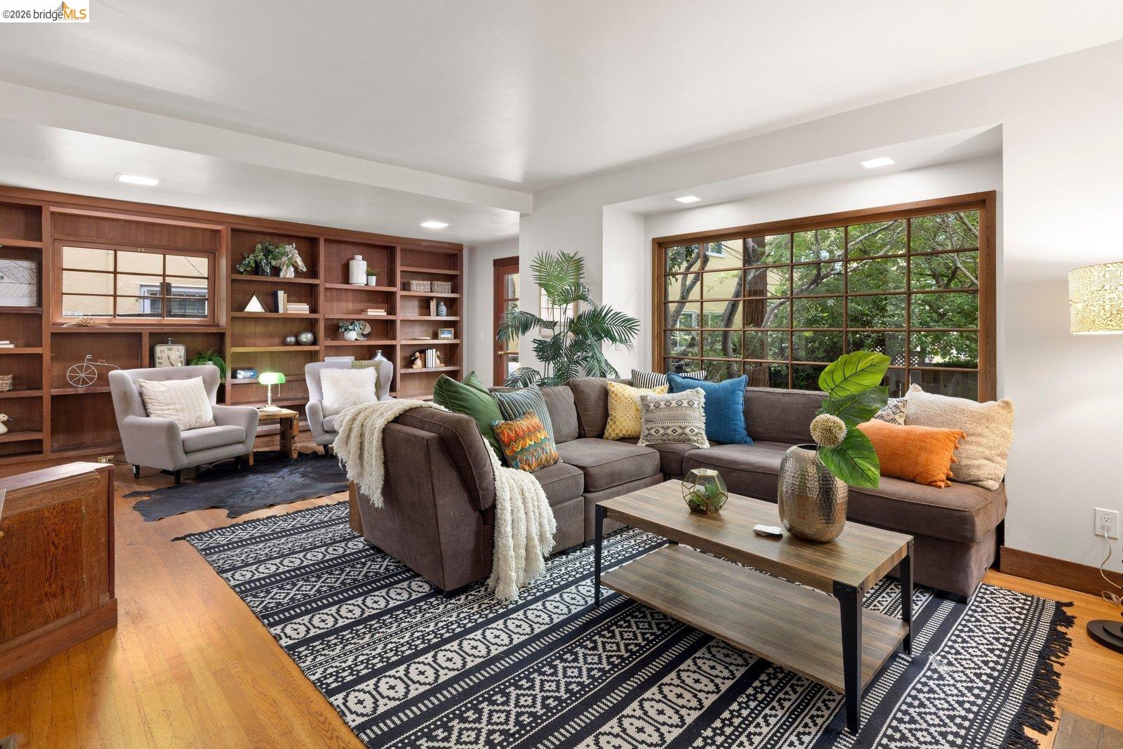 2633 Regent St