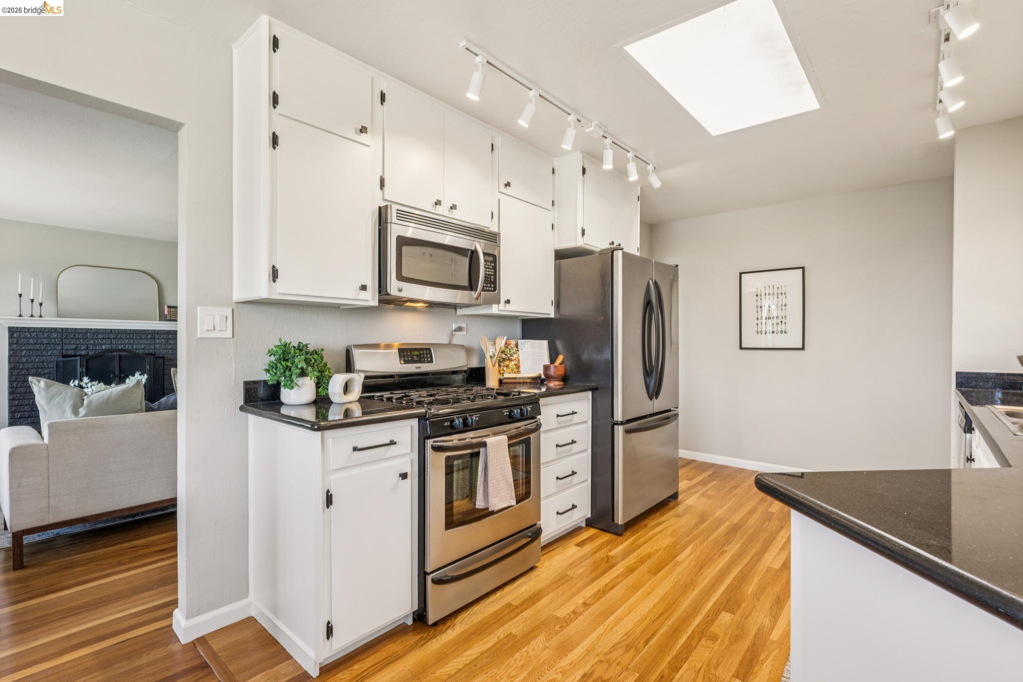 2328 Carquinez Ave