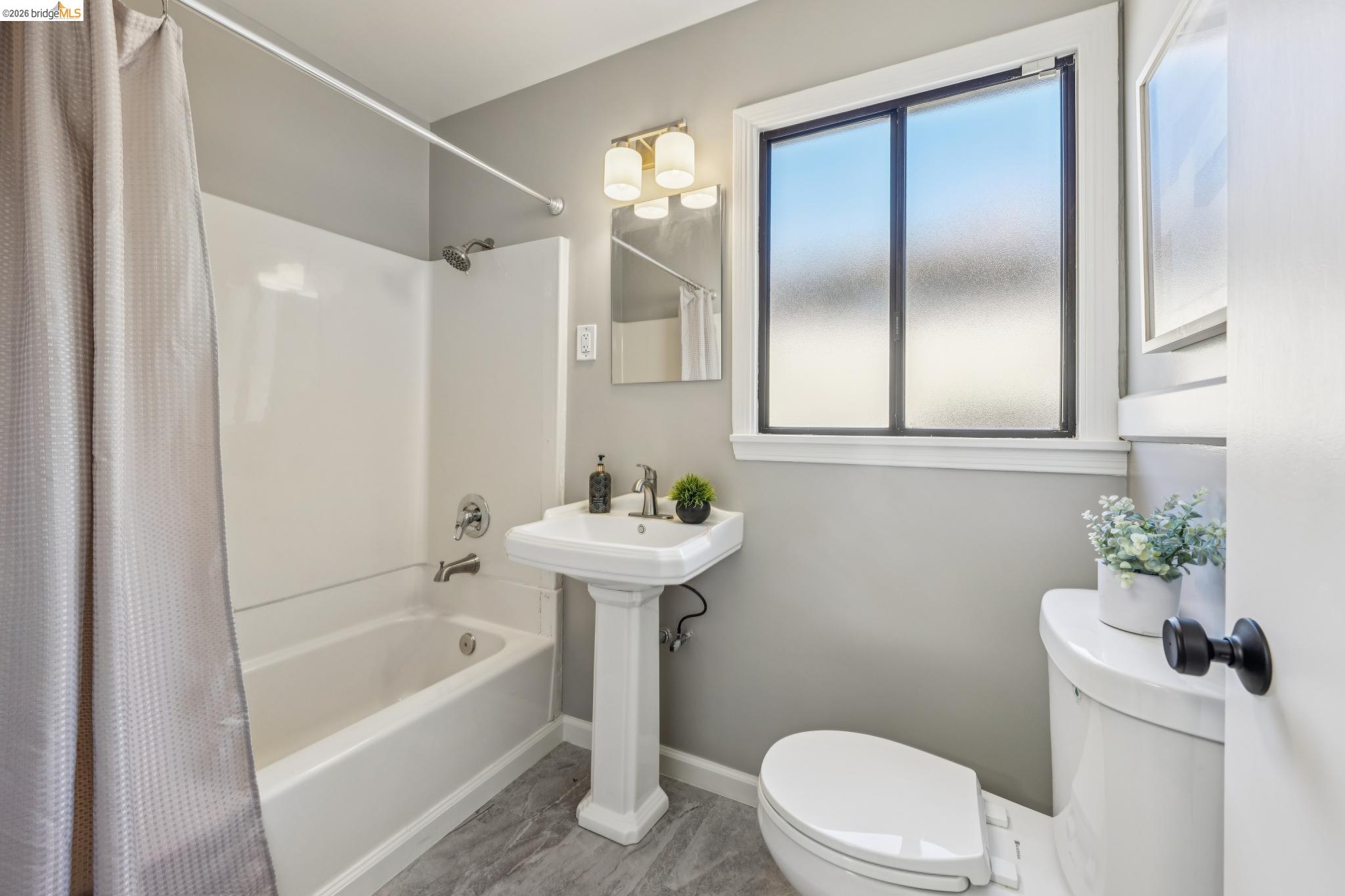 2328 Carquinez Ave