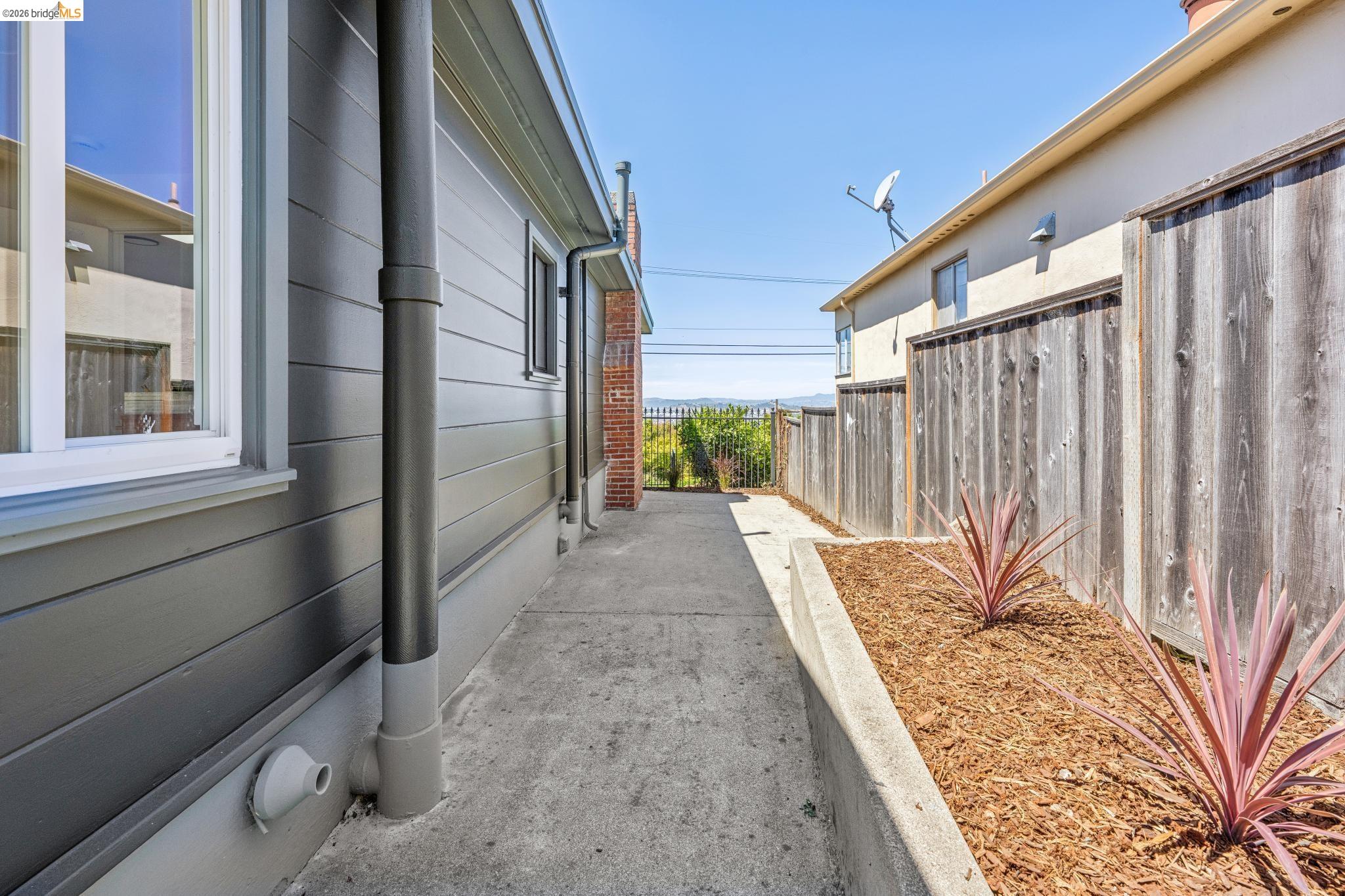 2328 Carquinez Ave