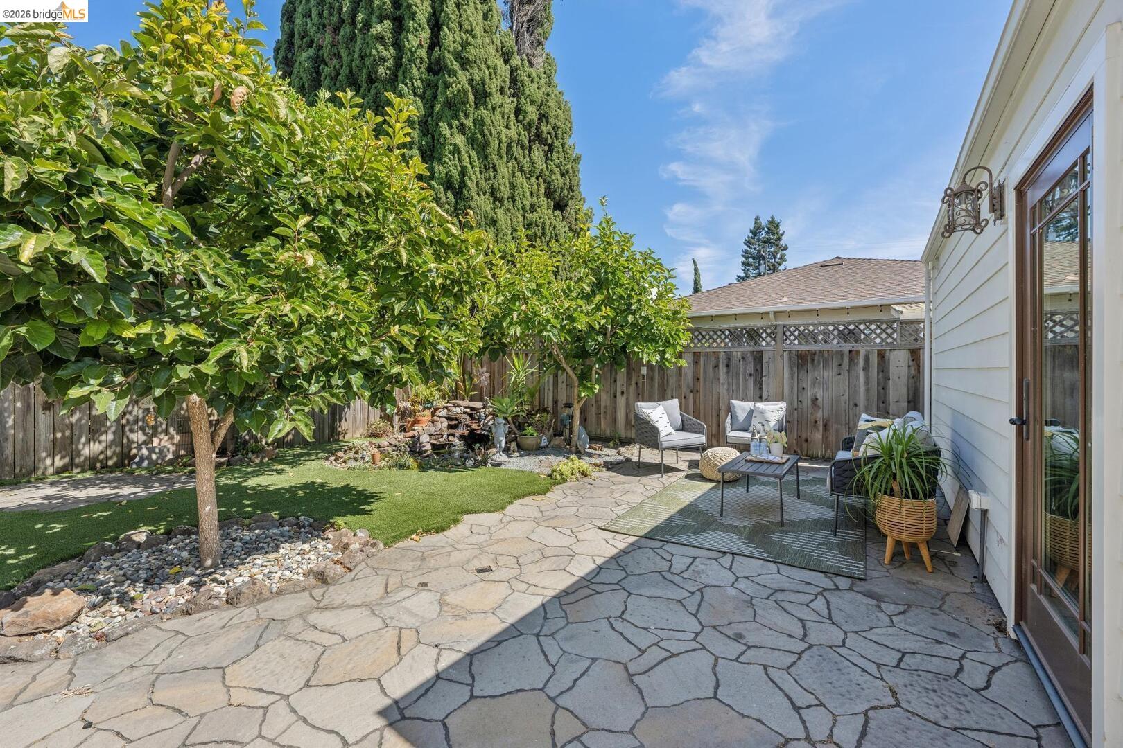 833 Rodney DR