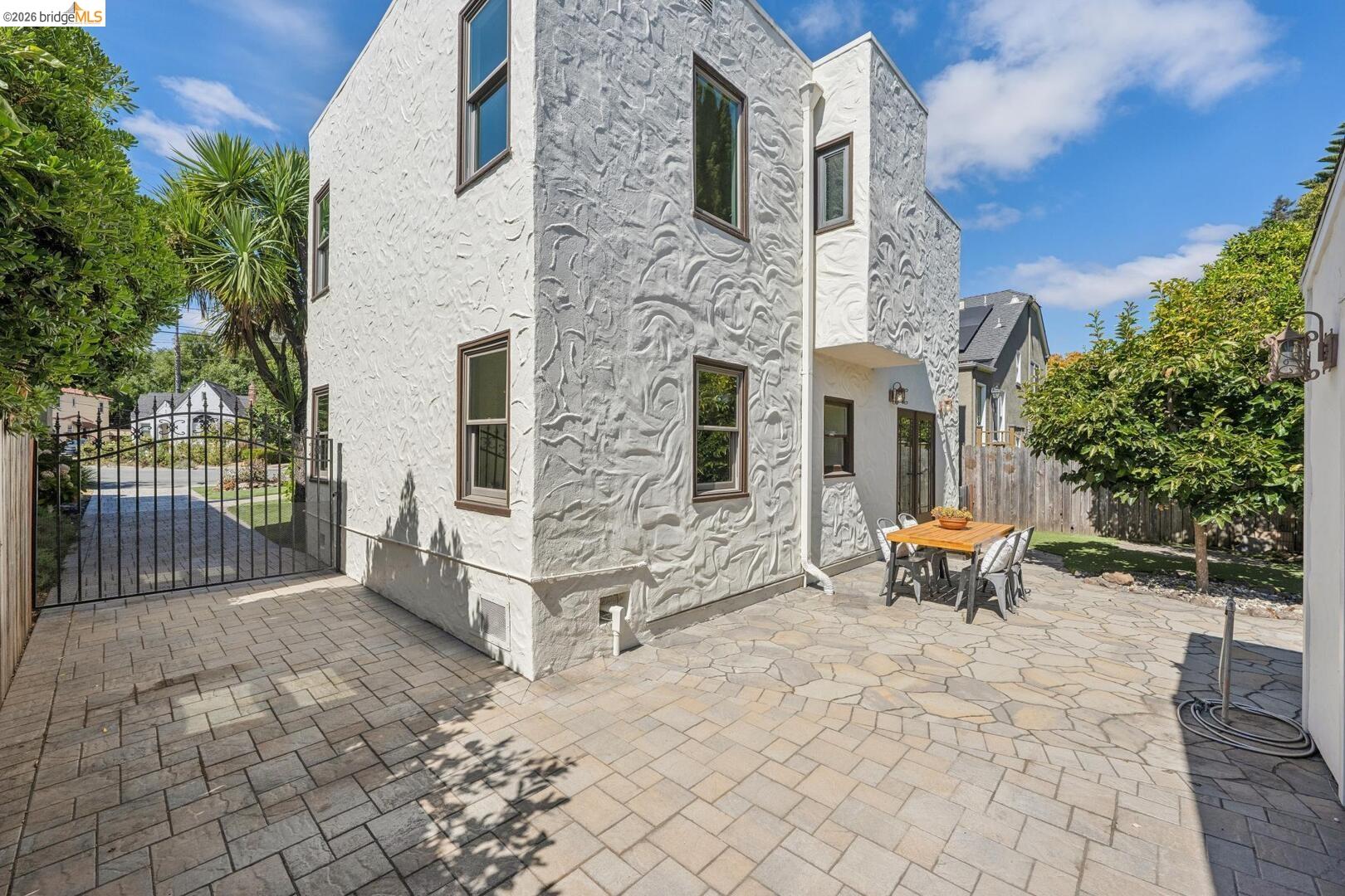 833 Rodney DR