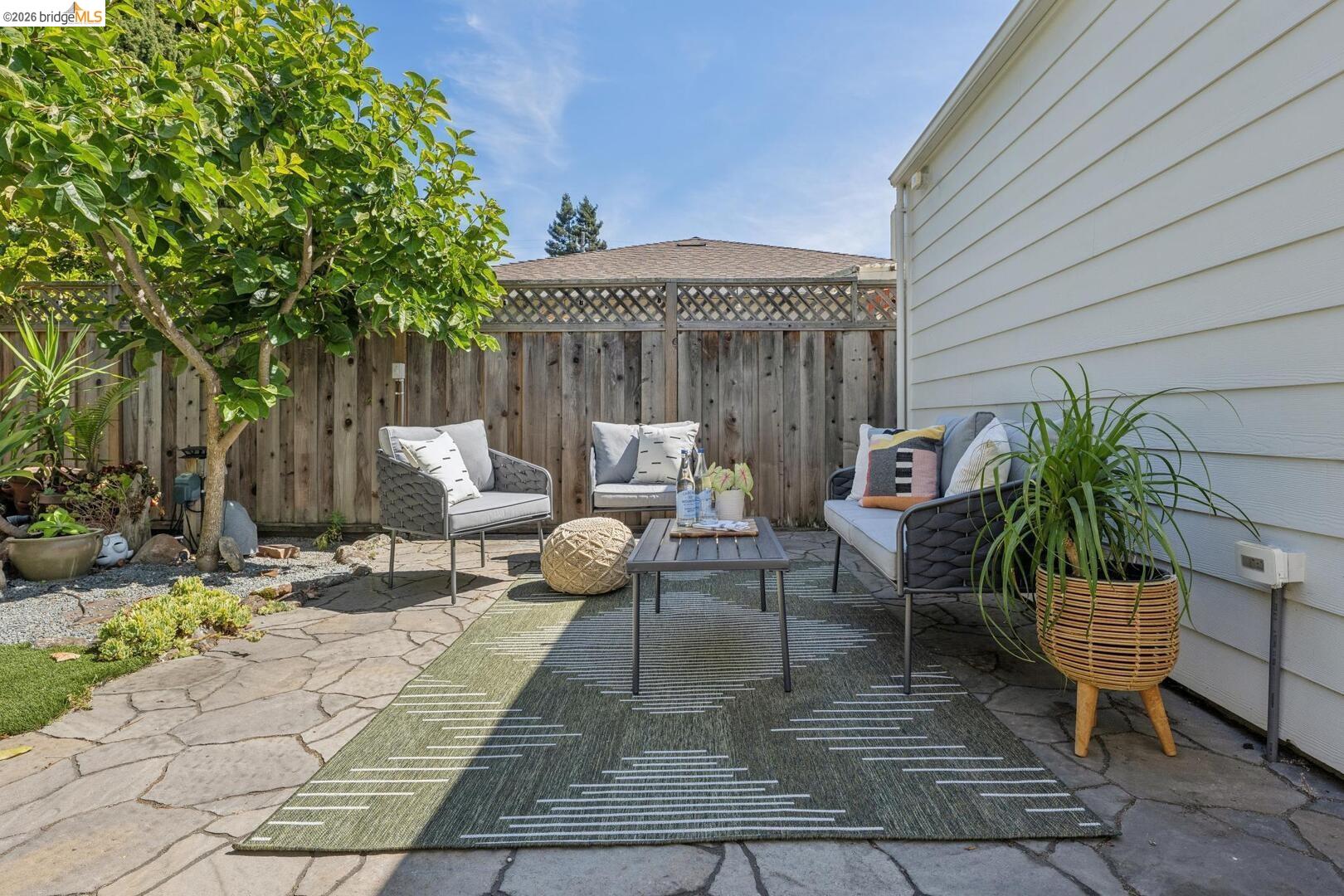 833 Rodney DR
