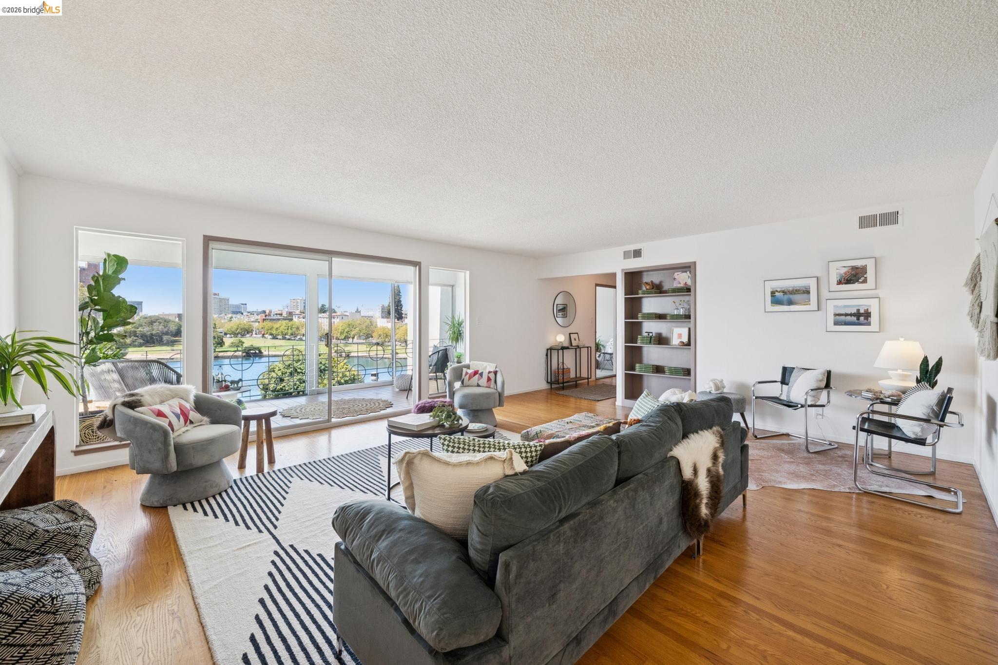 2324 Lakeshore Ave