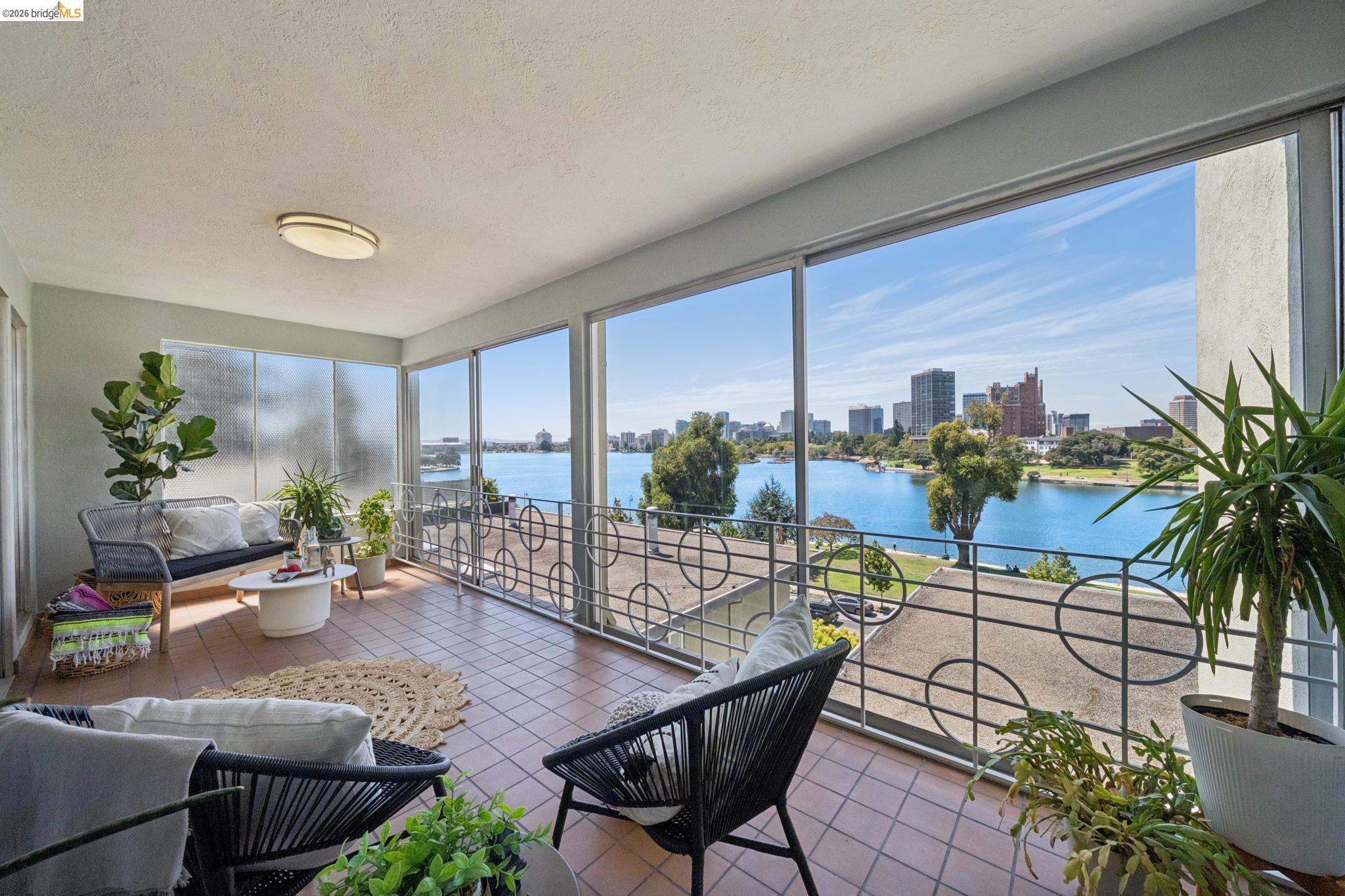 2324 Lakeshore Ave