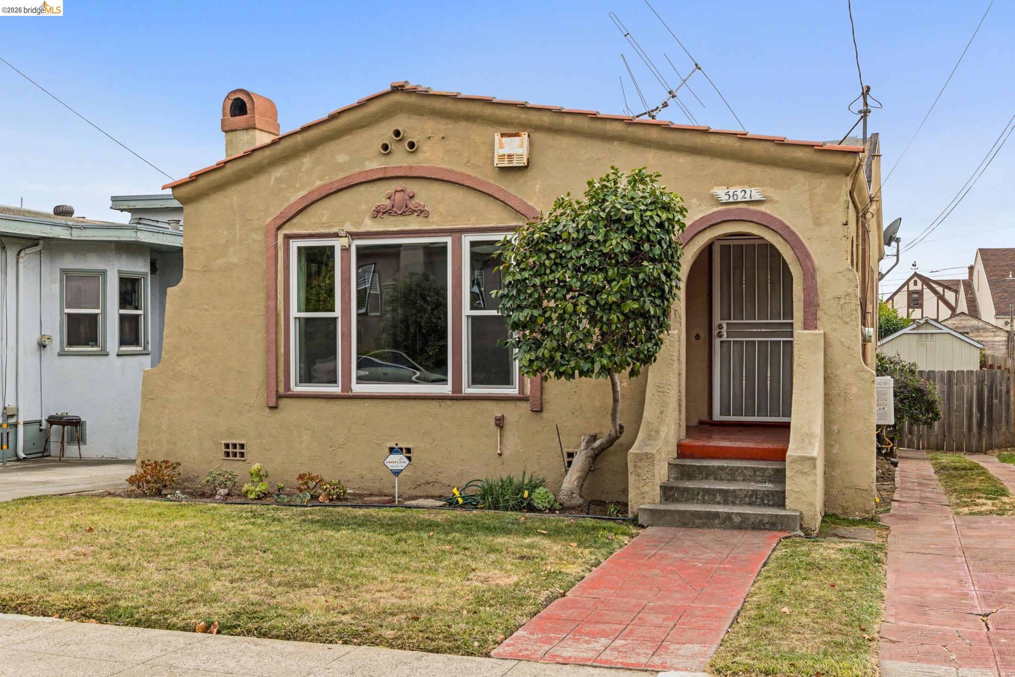 5621 Roberts Ave