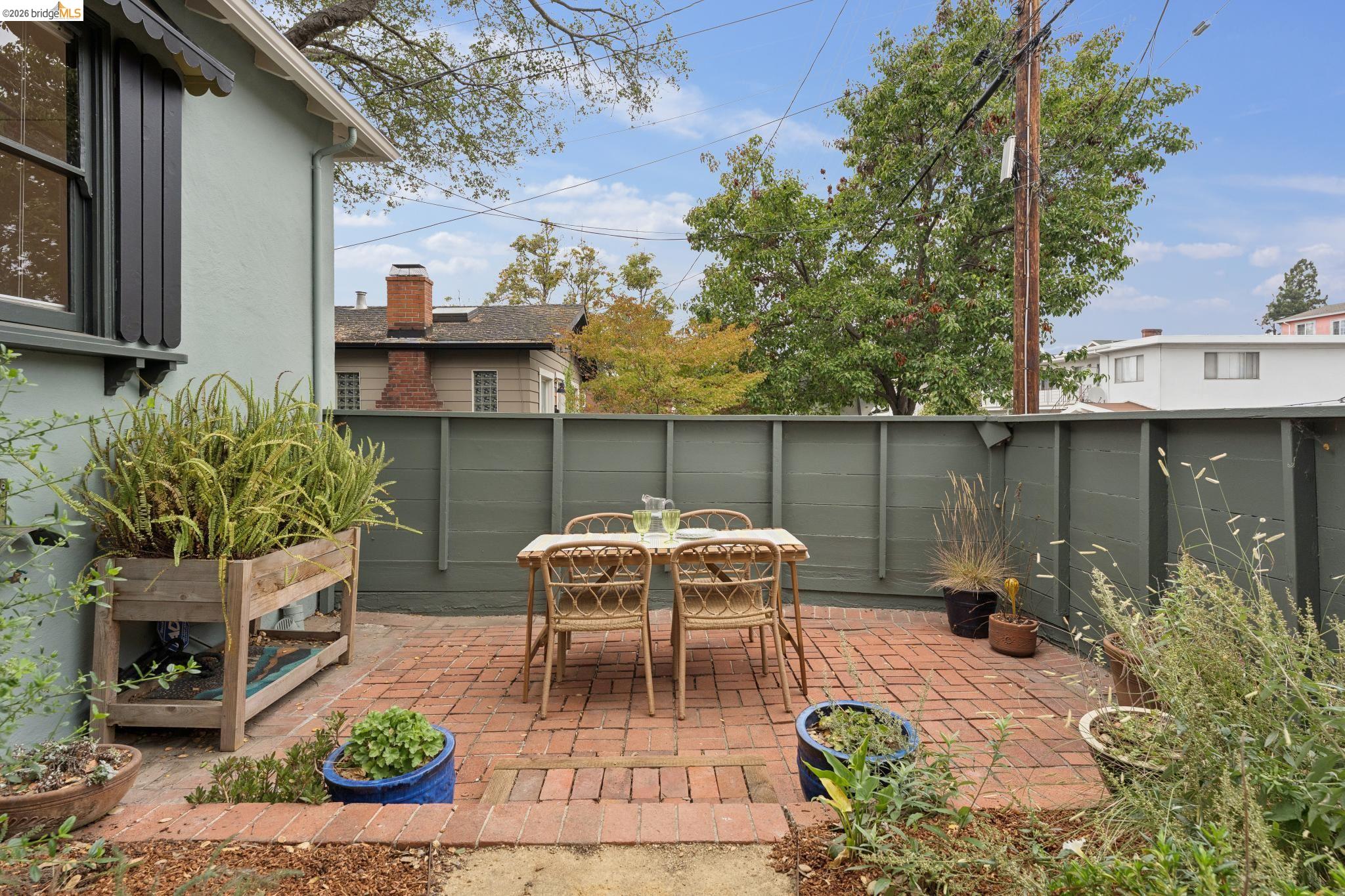 2437 Damuth St