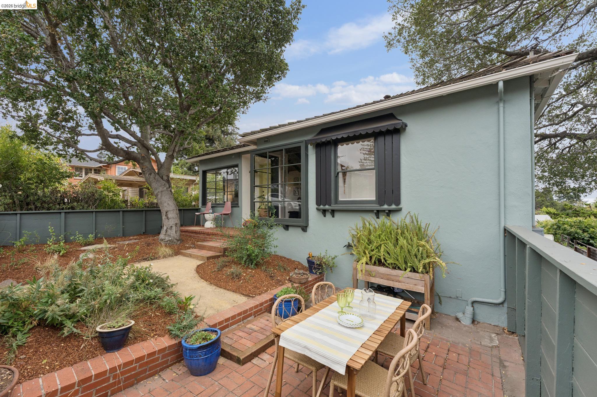 2437 Damuth St