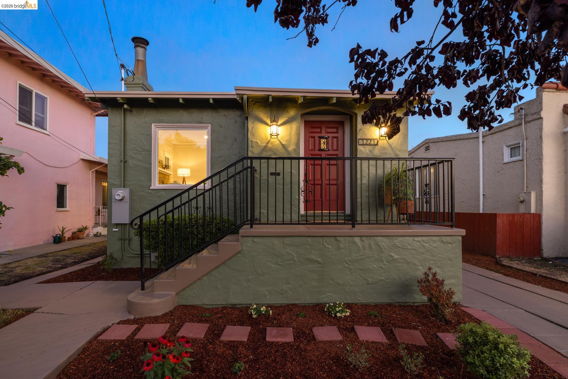 1221 Curtis St