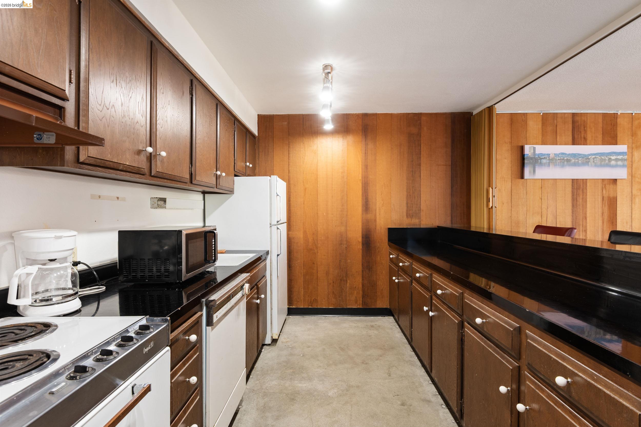 1555 Lakeside Dr # 24