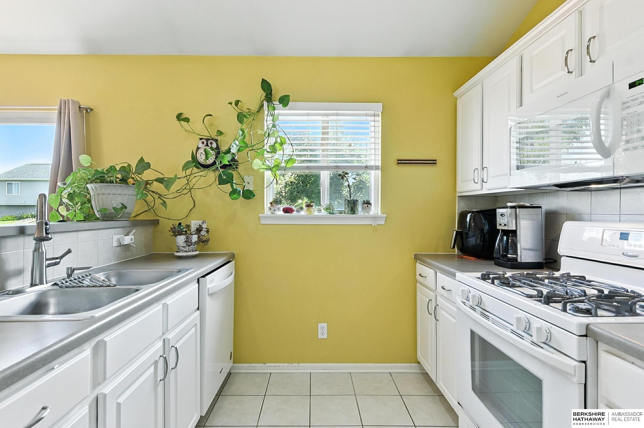 15719 Cottonwood Avenue