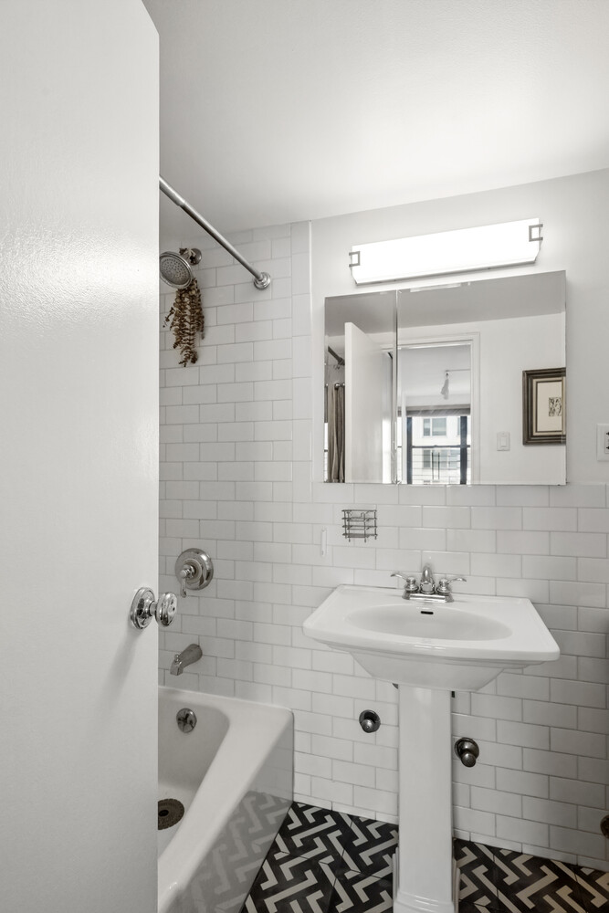 200 E 24TH Street 1403