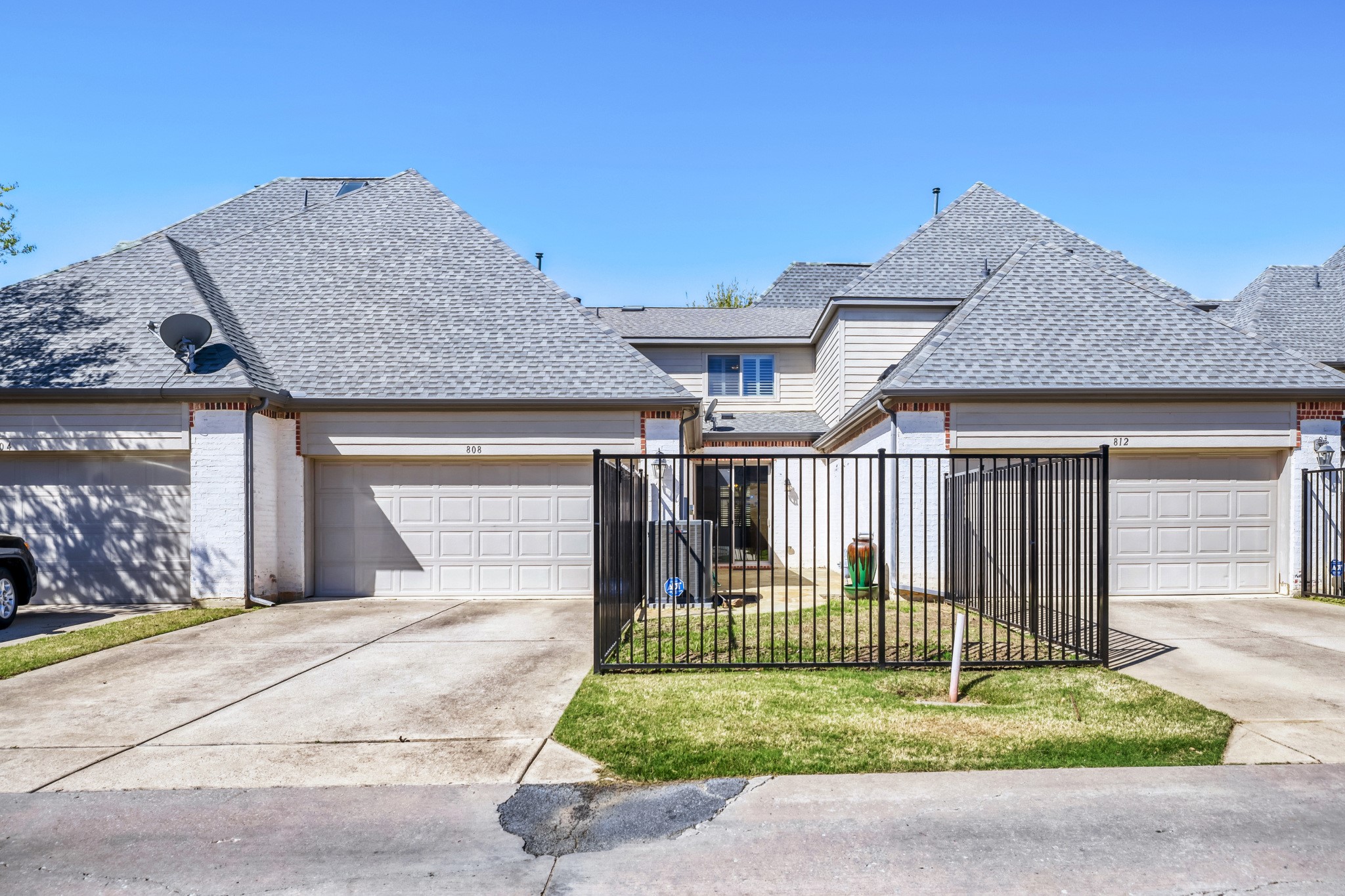 808 Lake Vista Place