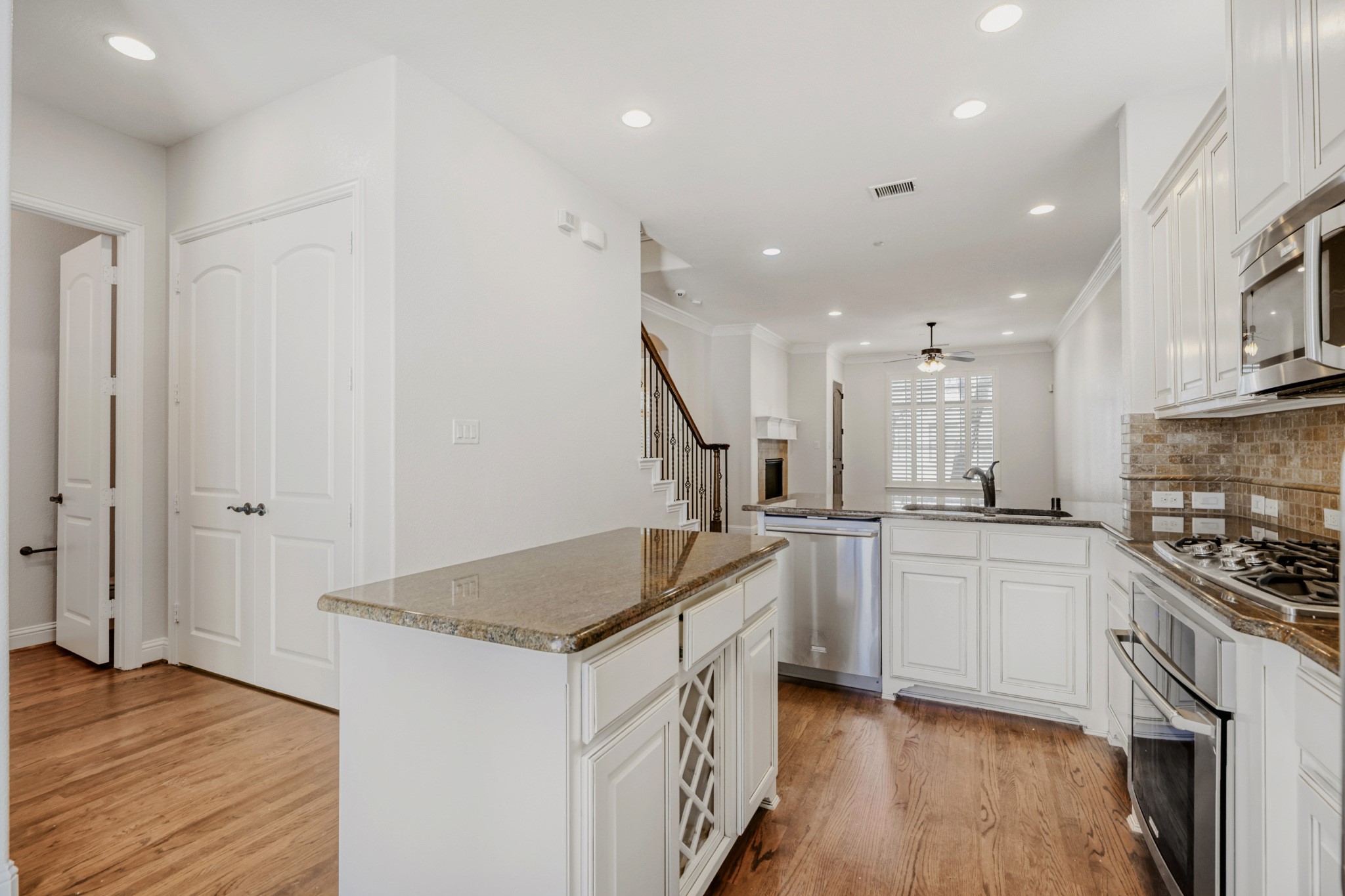 808 Lake Vista Place