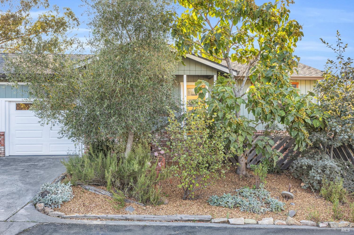 909-911 W Sierra Ave