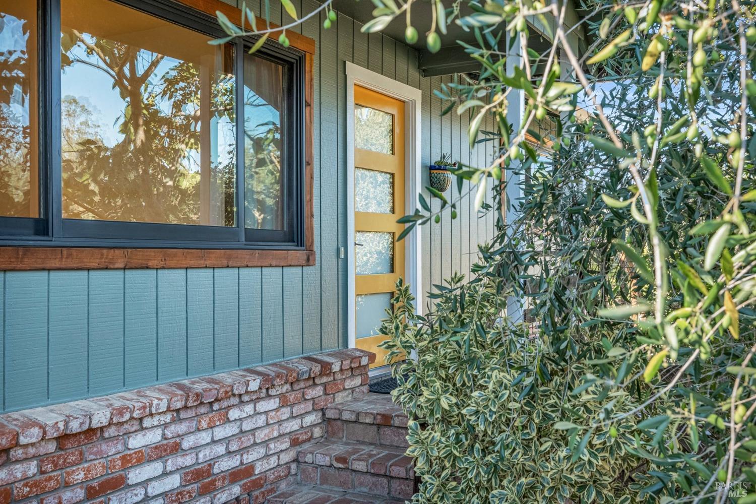 909-911 W Sierra Ave