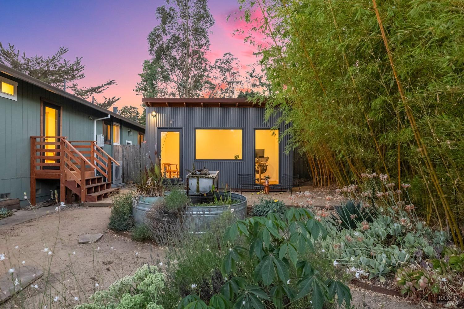 909-911 W Sierra Ave