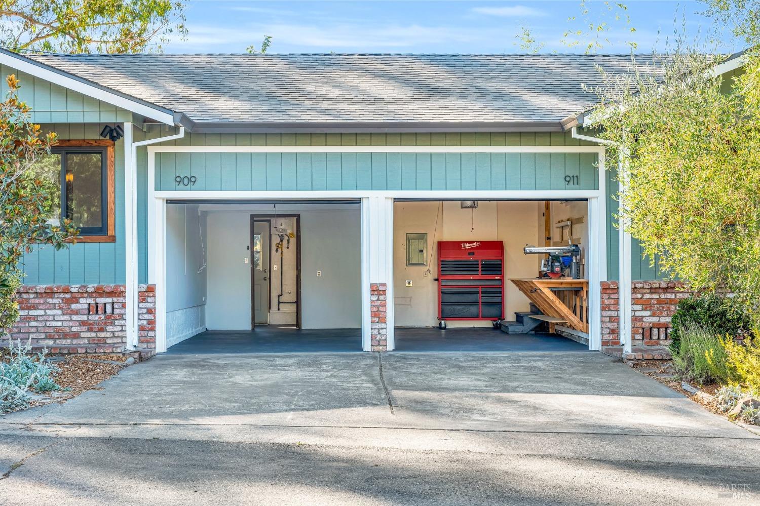 909-911 W Sierra Ave