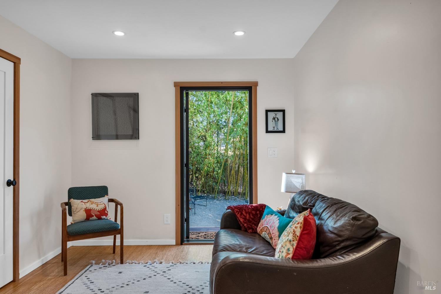 909-911 W Sierra Ave