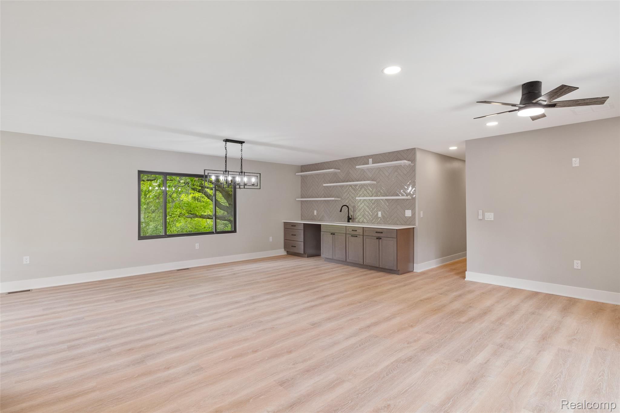 7598 Lake Park Avenue