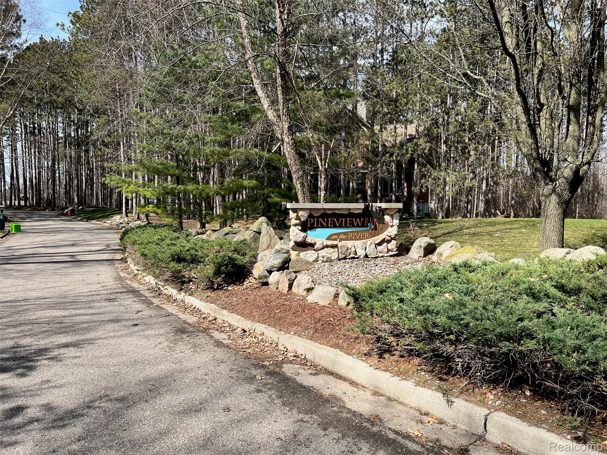 9047 Pineview River Drive