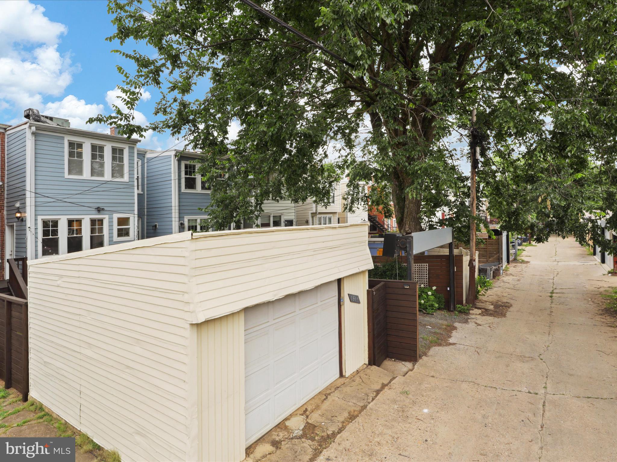 1813 BAY ST SE