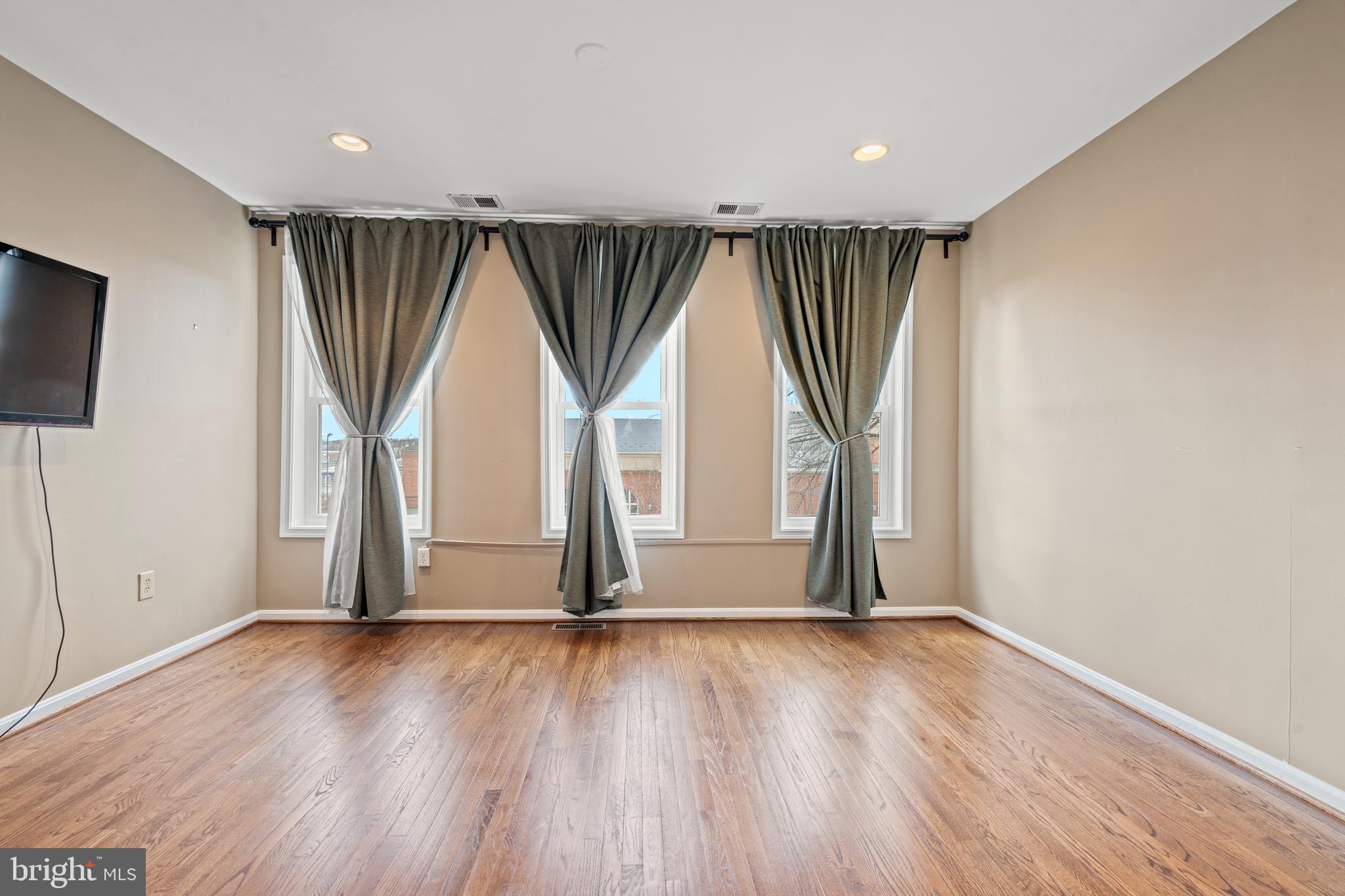 1258 NEAL ST NE