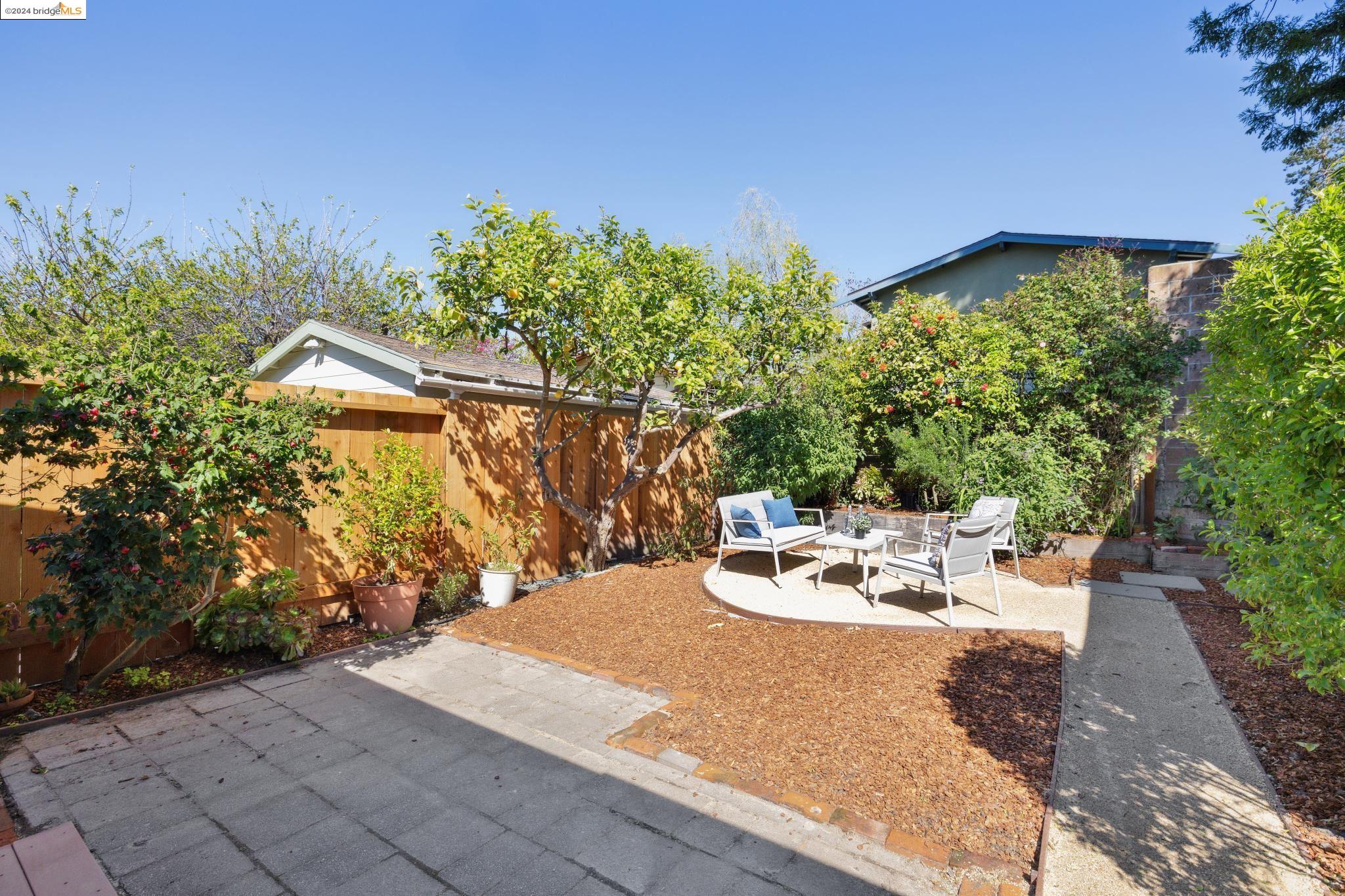 737 Neilson St