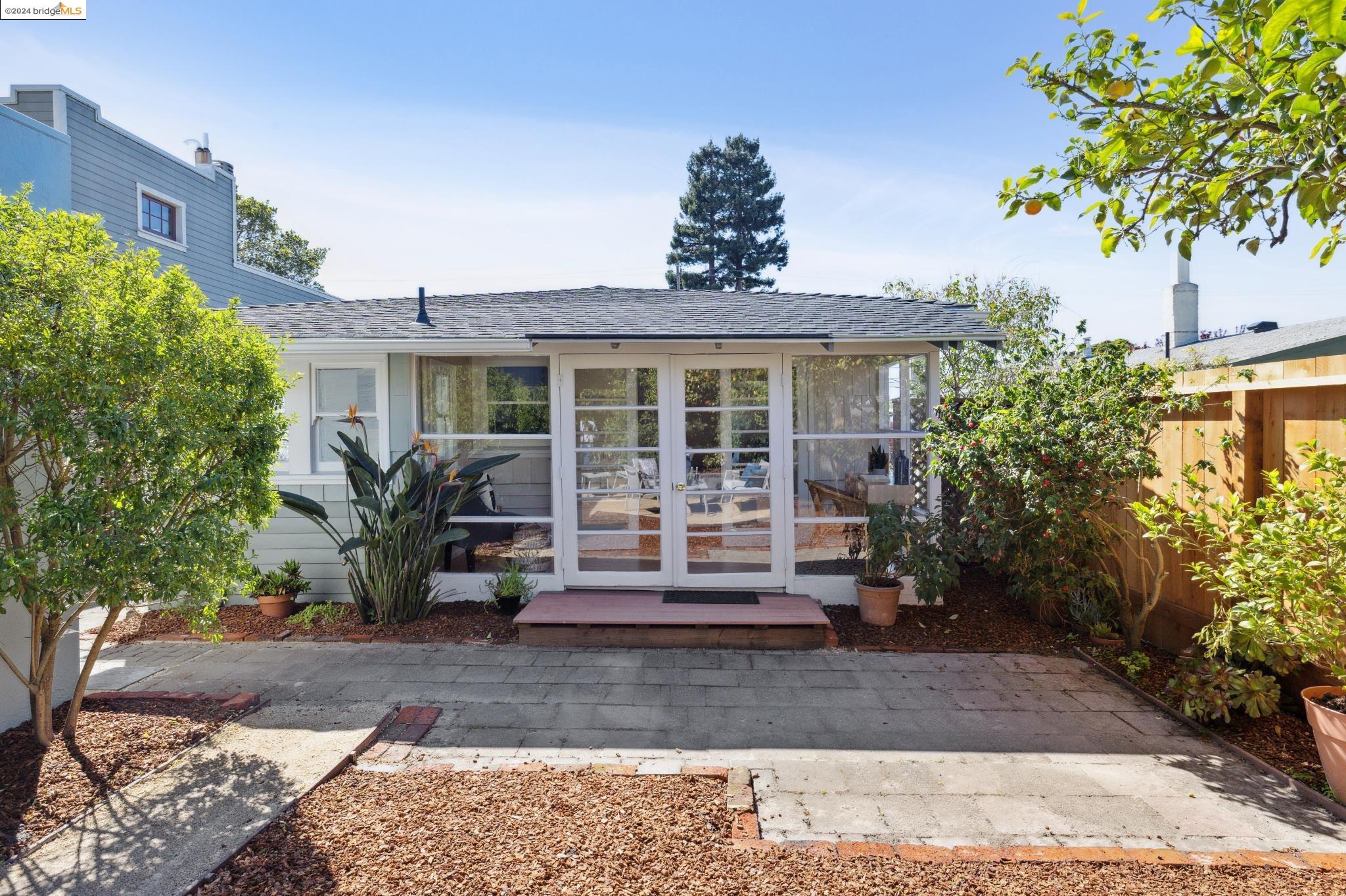 737 Neilson St