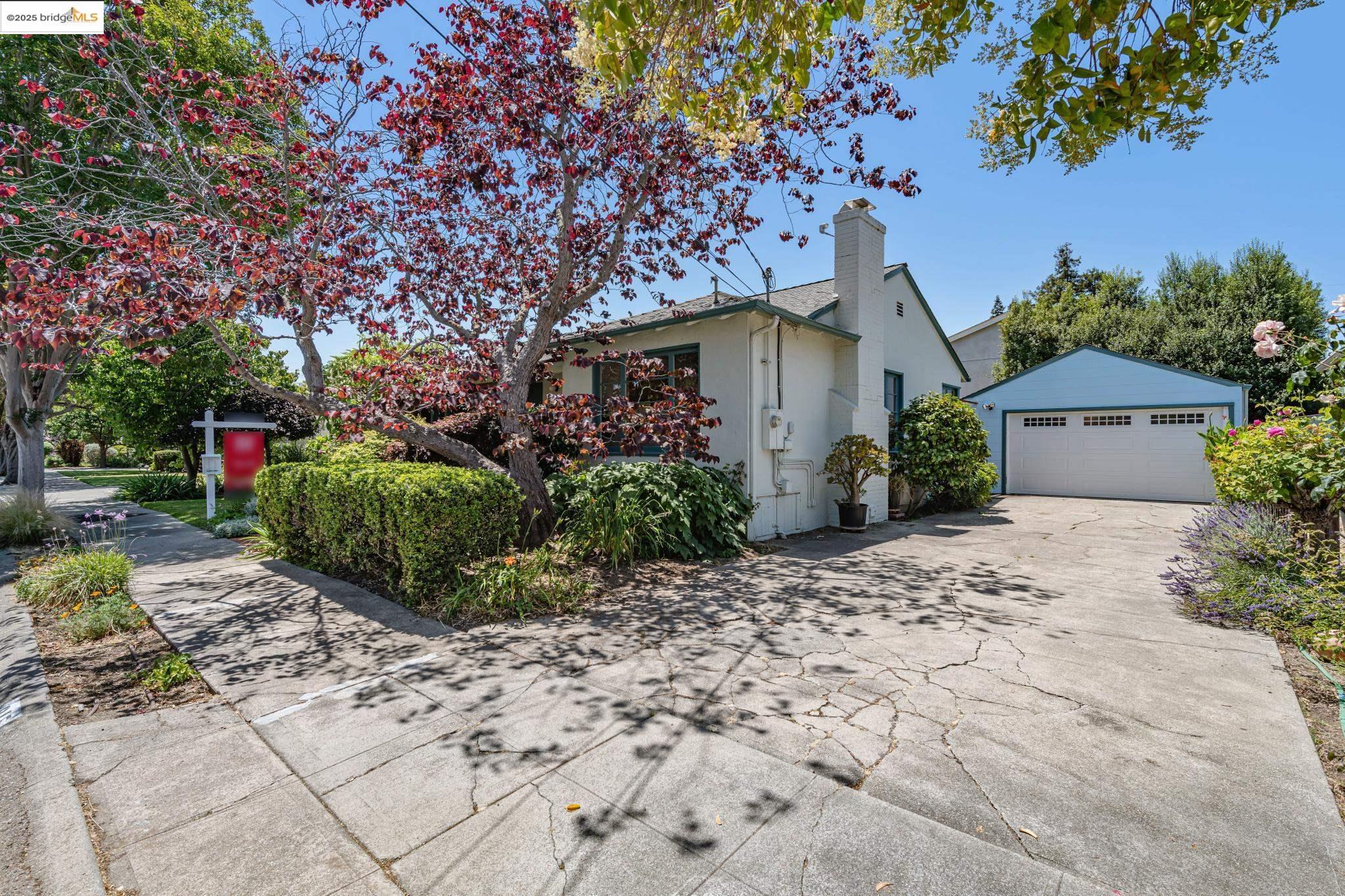 915 Ramona Way