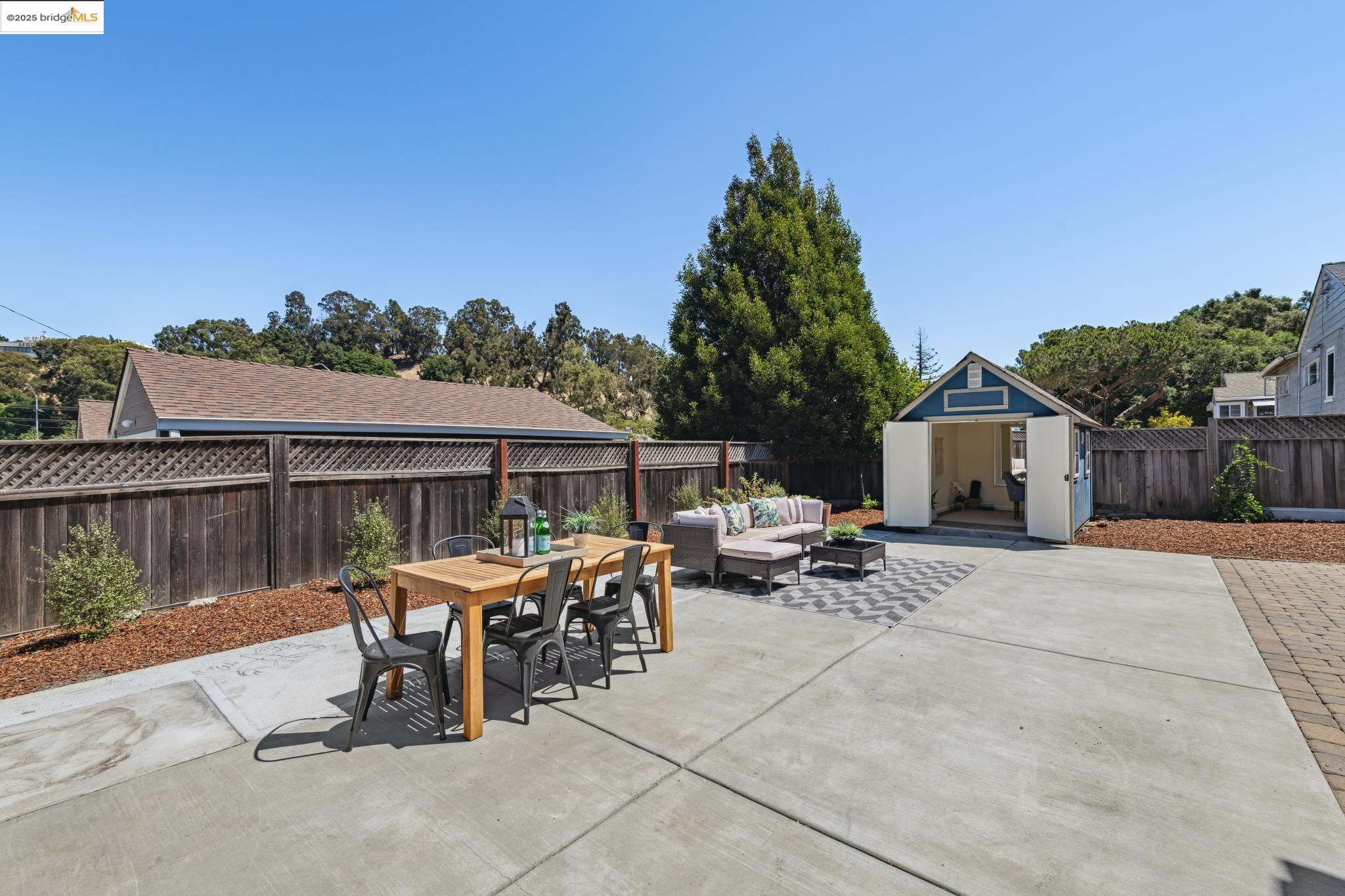 8100 Earl St