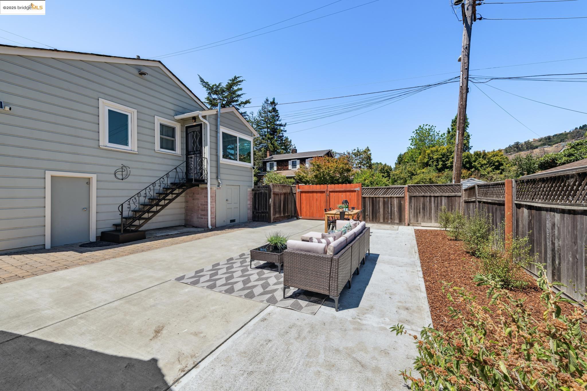8100 Earl St