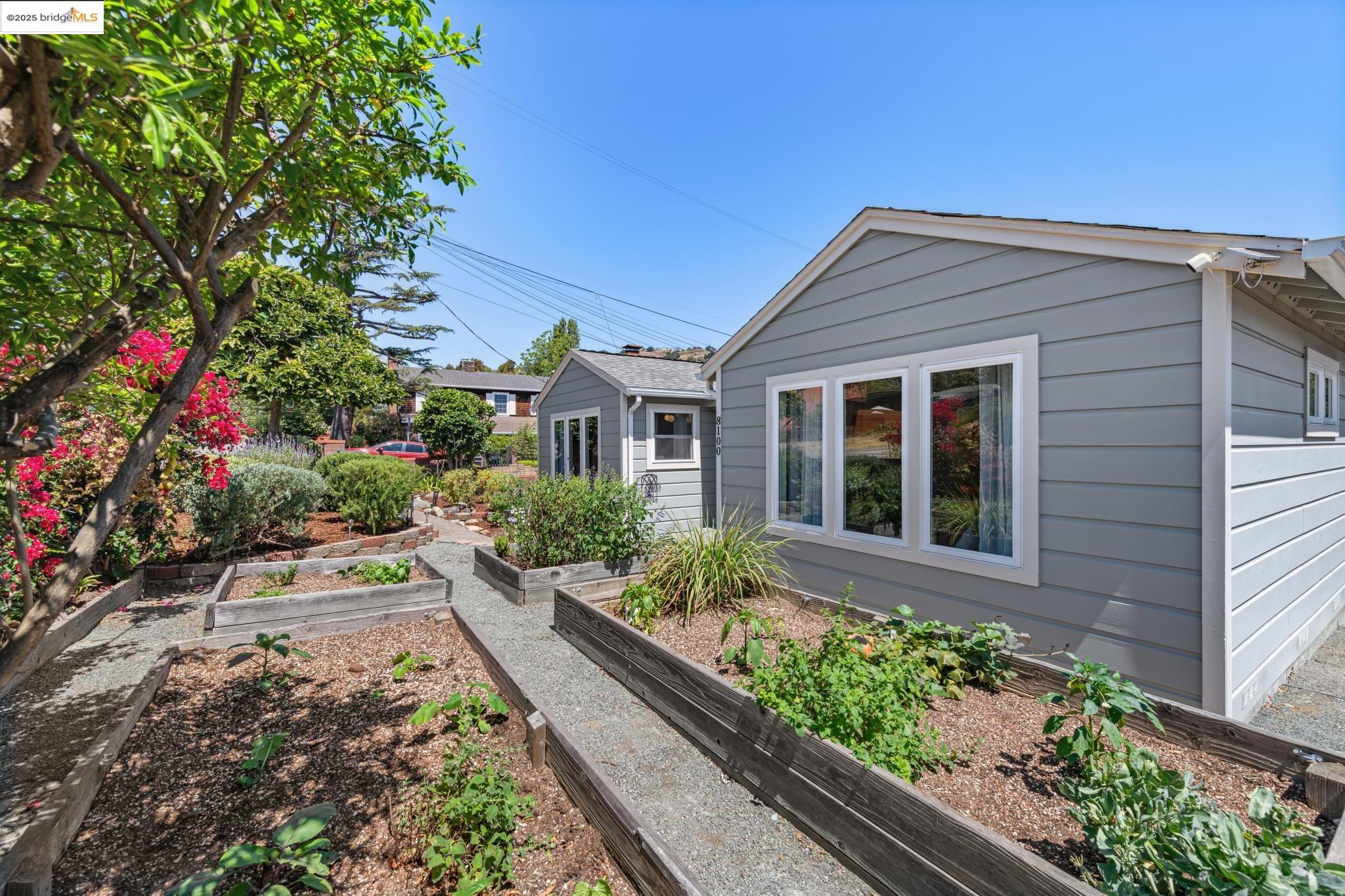 8100 Earl St