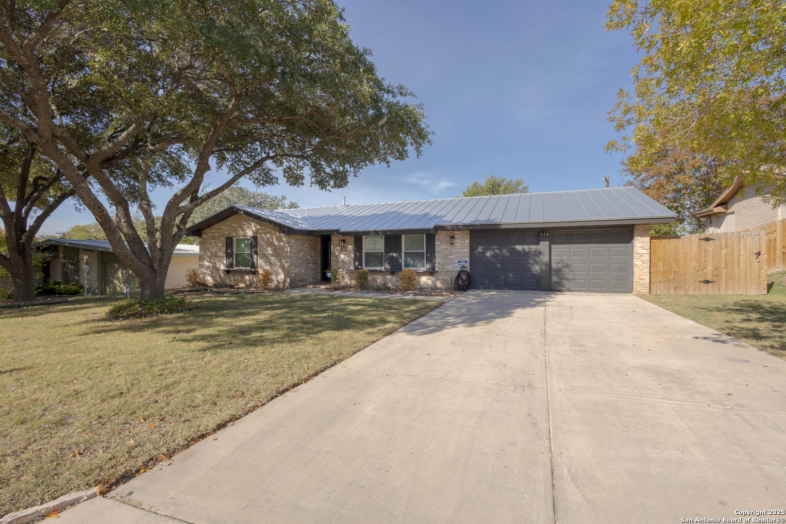 1211 VIEWRIDGE DR