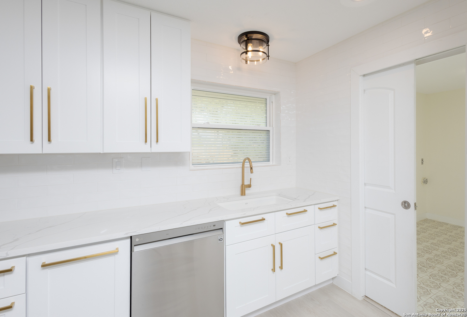 1211 VIEWRIDGE DR