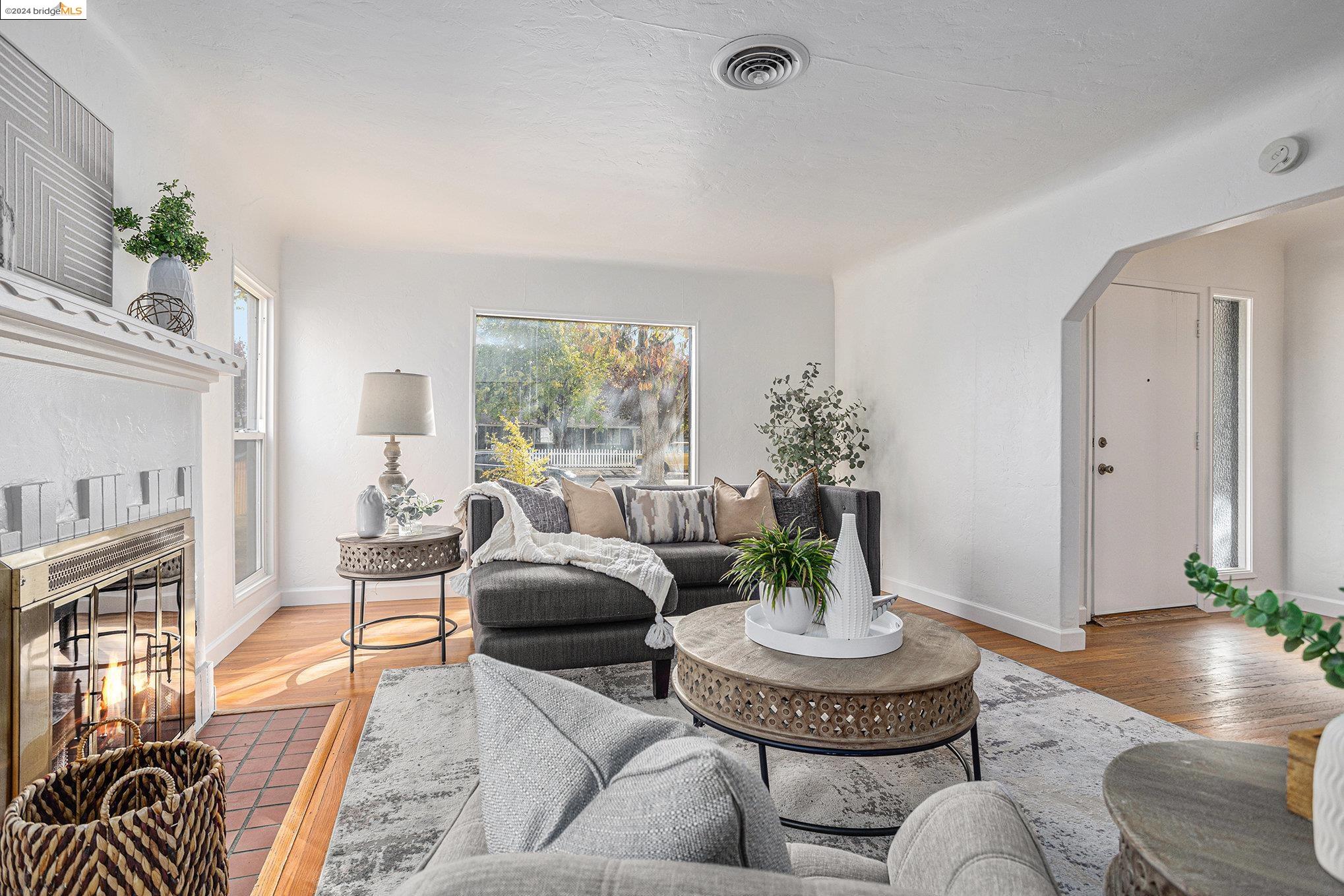 257 E Hollywood Ave